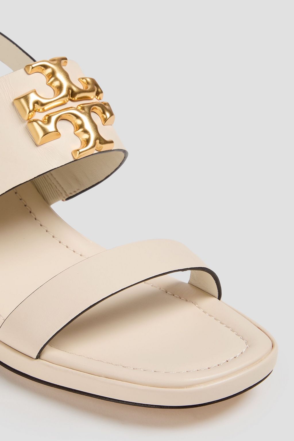 TORY BURCH صندل "إليانور" مزوّد بحزام خلفي من الجلد وبتصميم مزركش