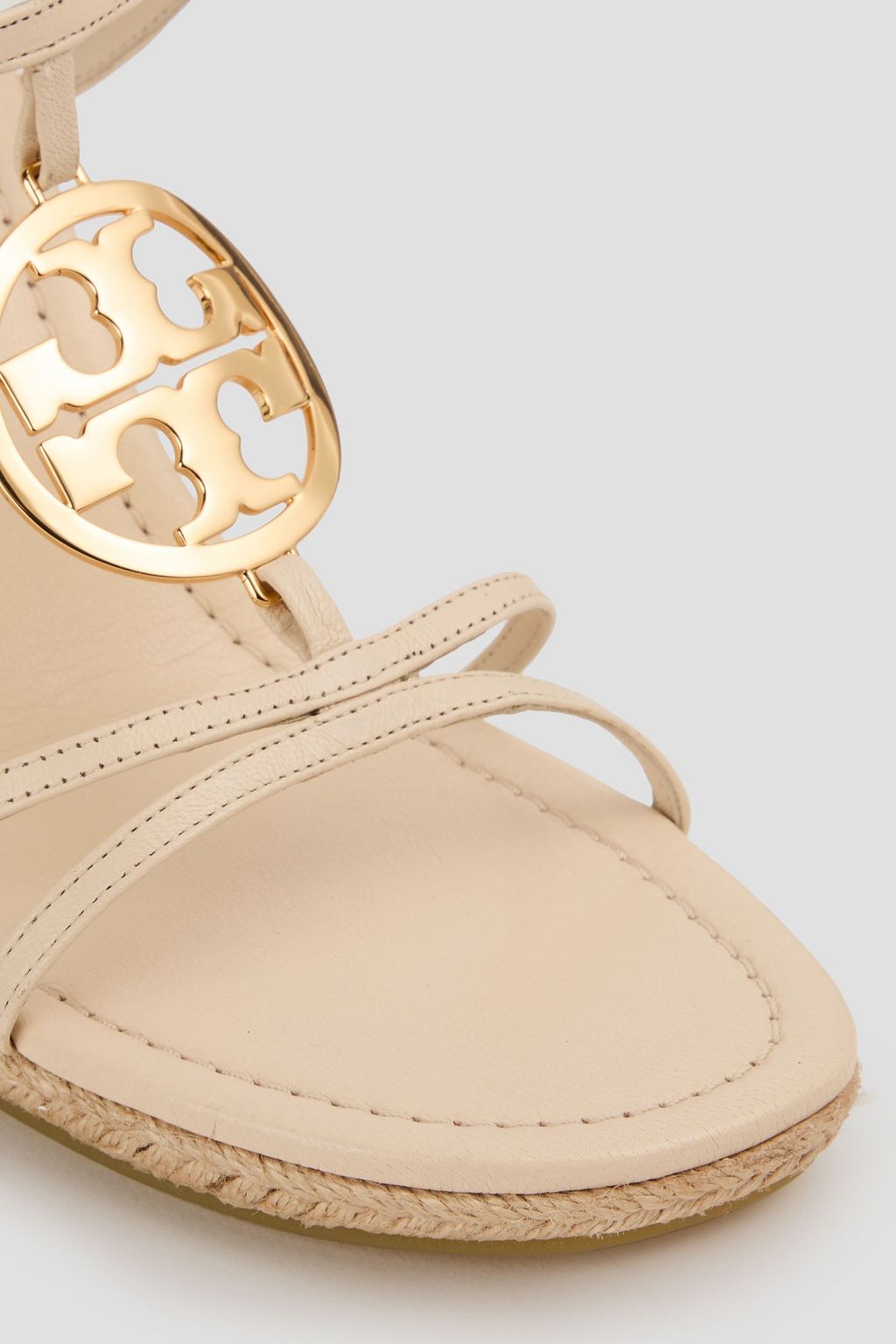 TORY BURCH صندل "كابري ميلر" من الجلد بكعب إسفيني مزين بشعار العلامة