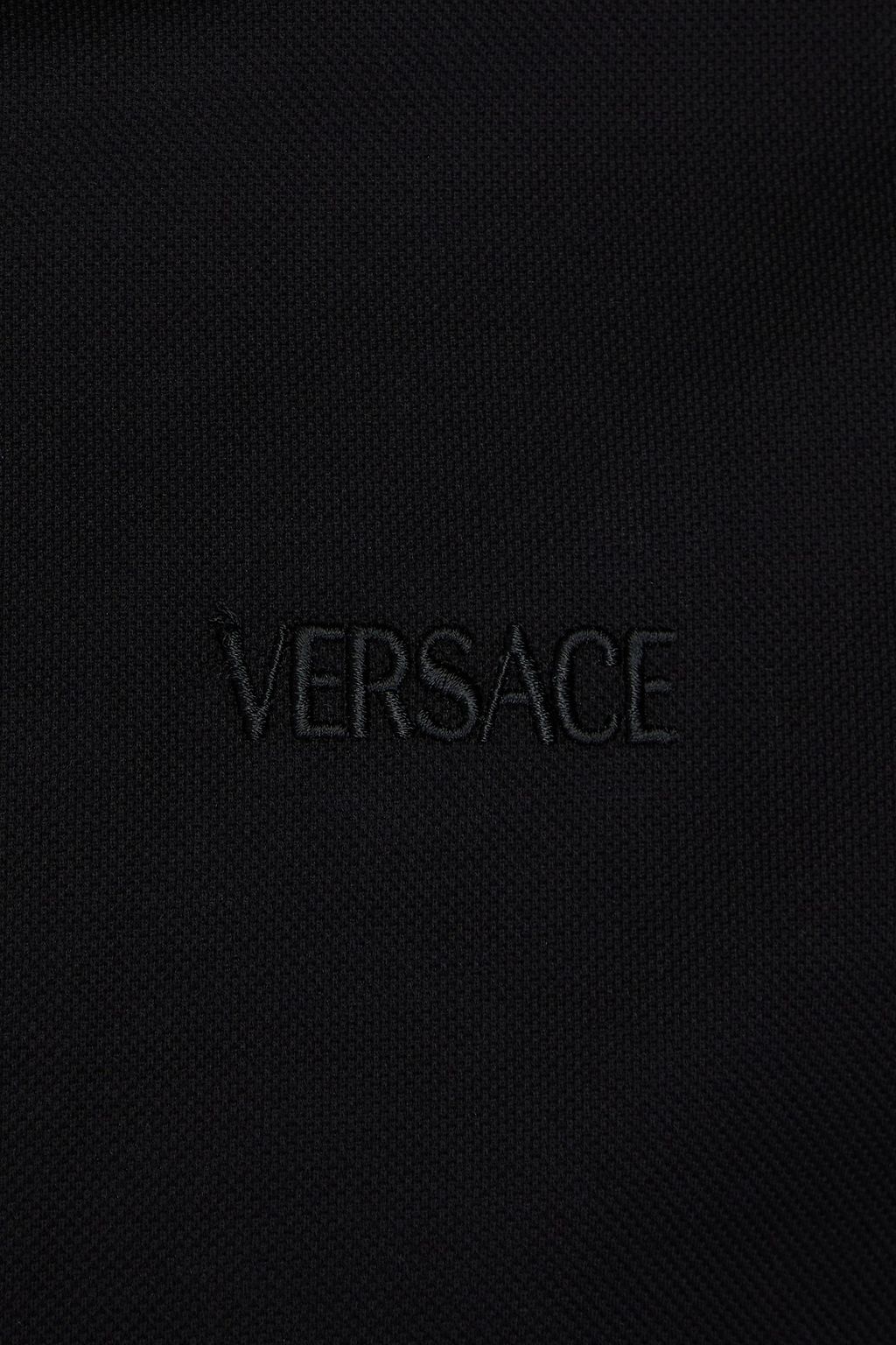 VERSACE قميص بولو من قماش بيكيه القطني مزيّن بدبابيس معدنية