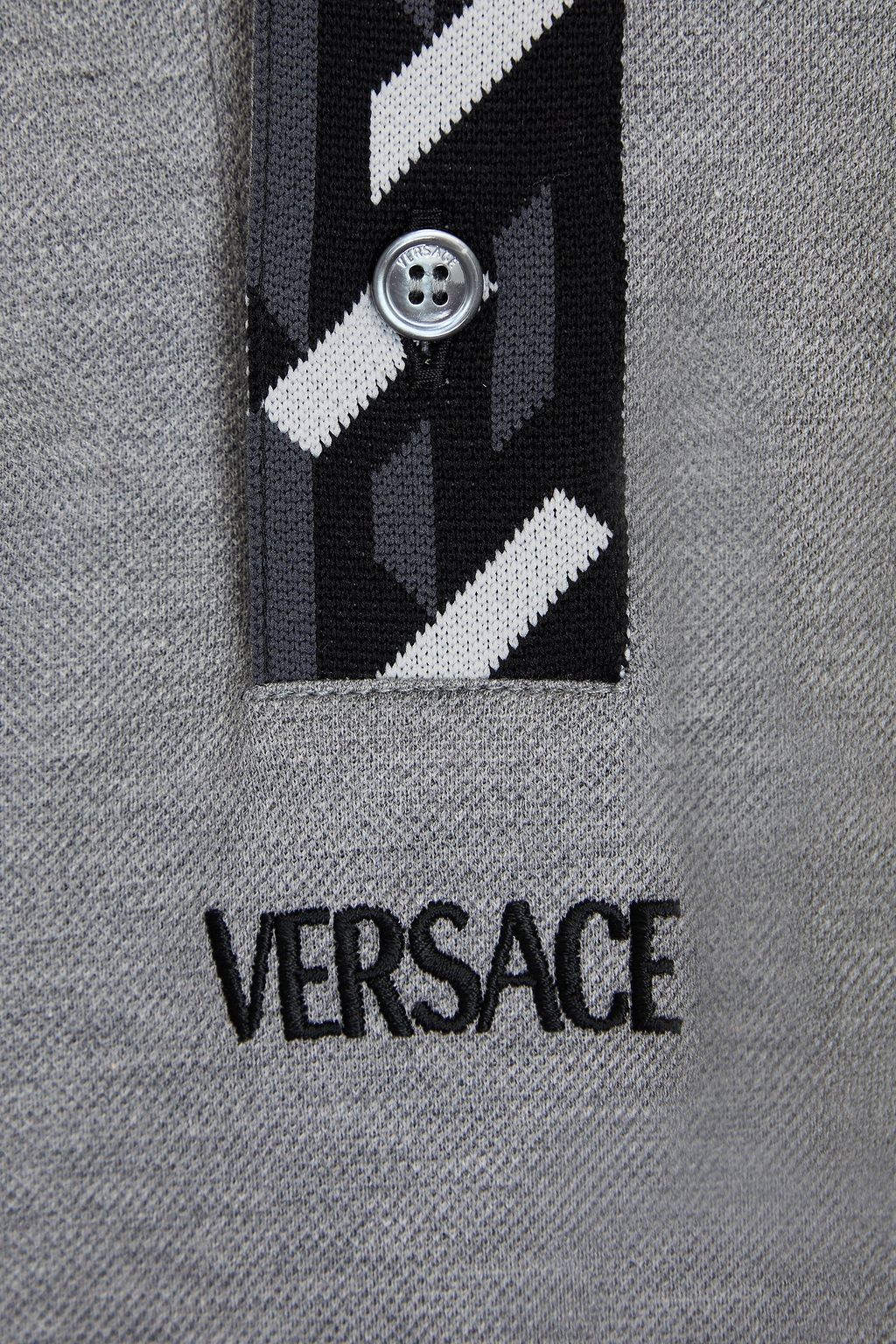 VERSACE قميص بولو من قطن بيكيه بتصميم مطرّز
