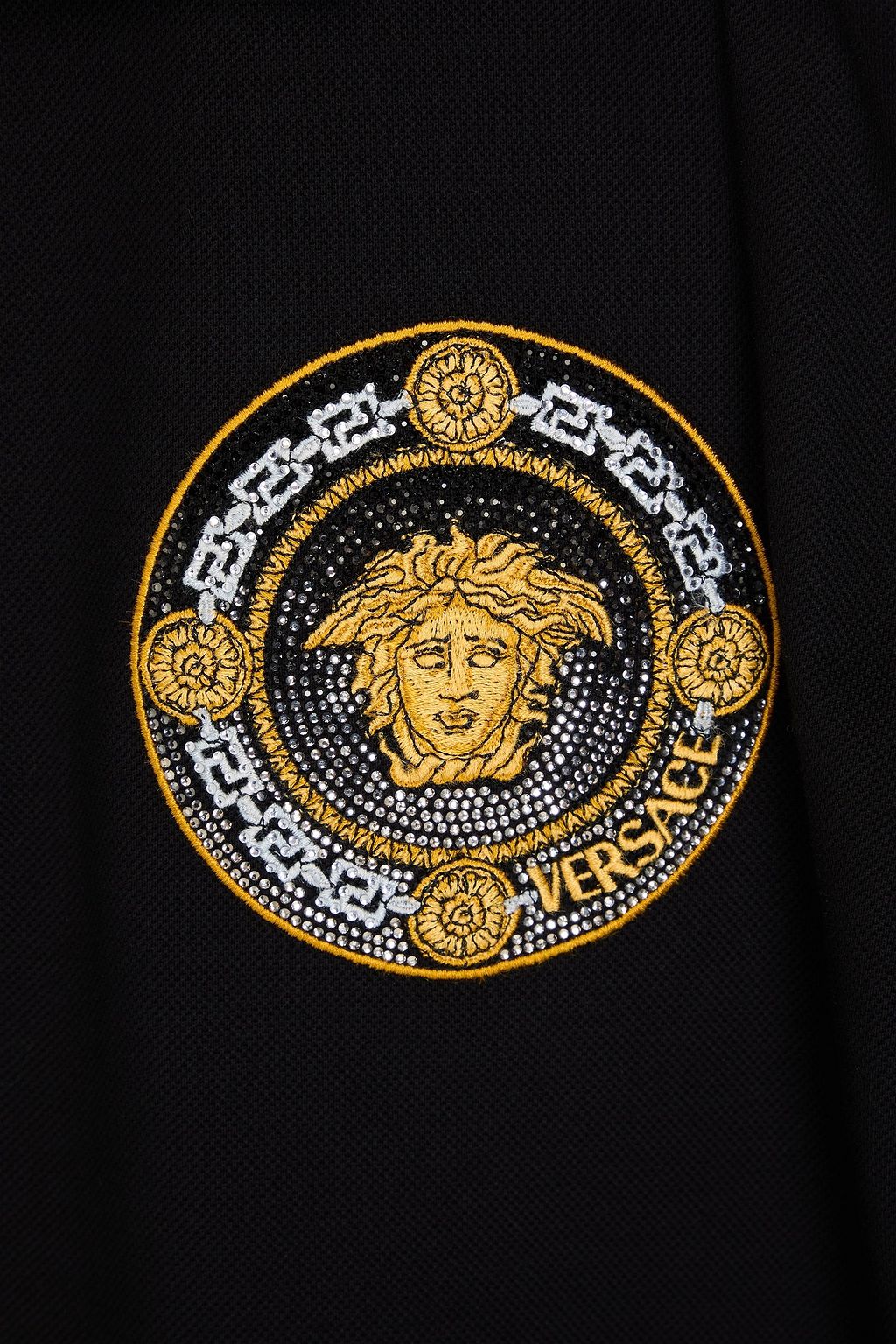 VERSACE قميص بولو مصنوع من قطن بيكيه بتصميم مزركش