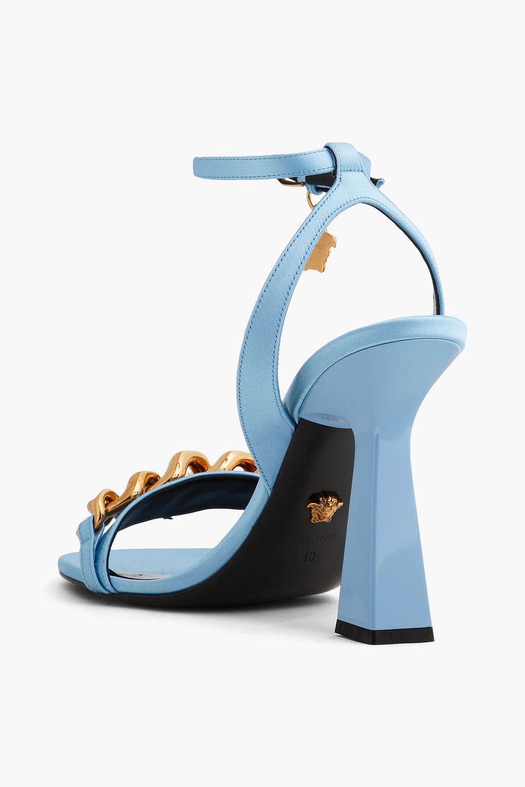 VERSACE صندل من الساتان بتصميم مزركش