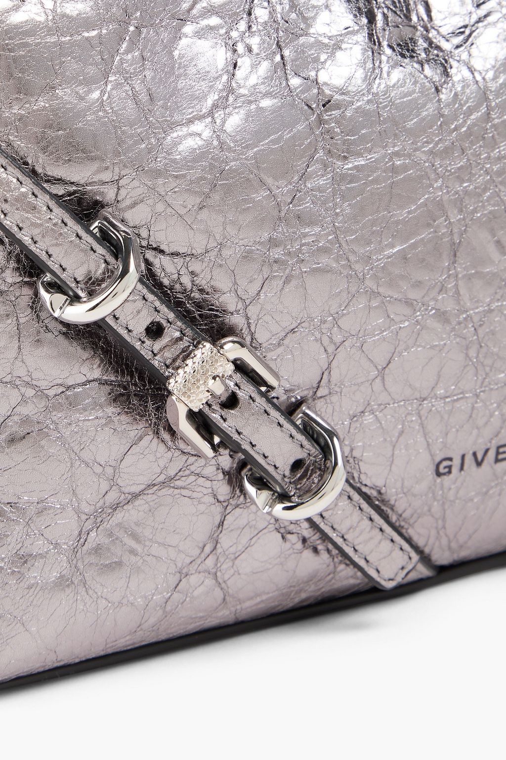 GIVENCHY حقيبة كتف "فويو" من الجلد بتصميم مجعّد ولون معدني