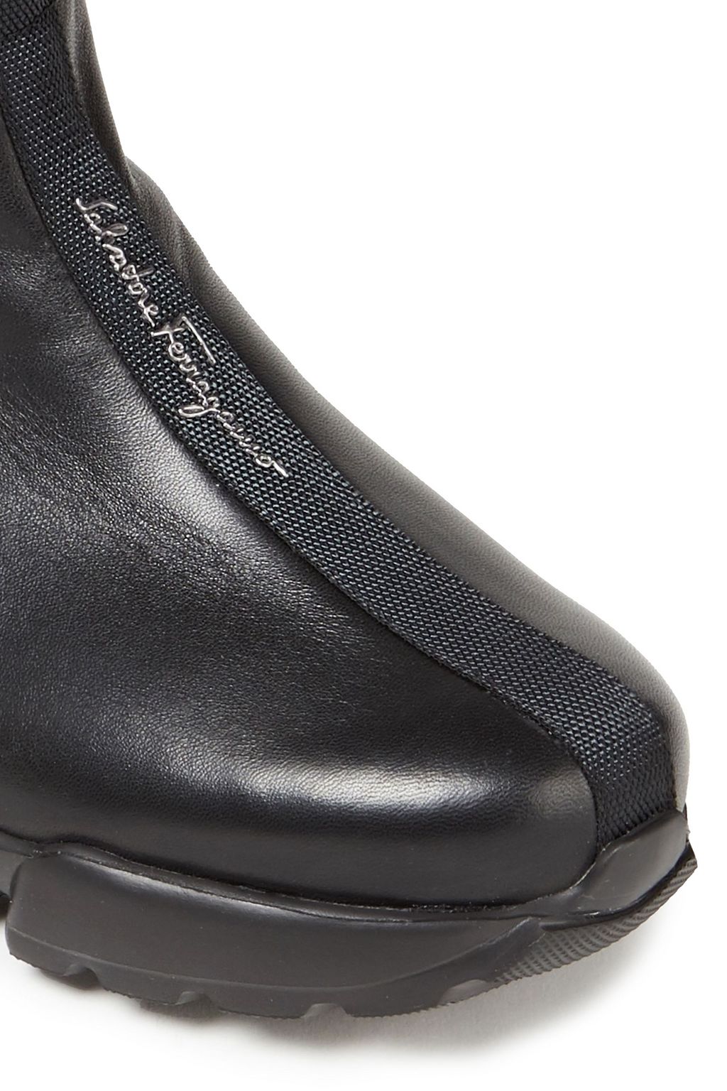 FERRAGAMO جزمة بطول الكاحل من الجلد المزخرف بالرموز