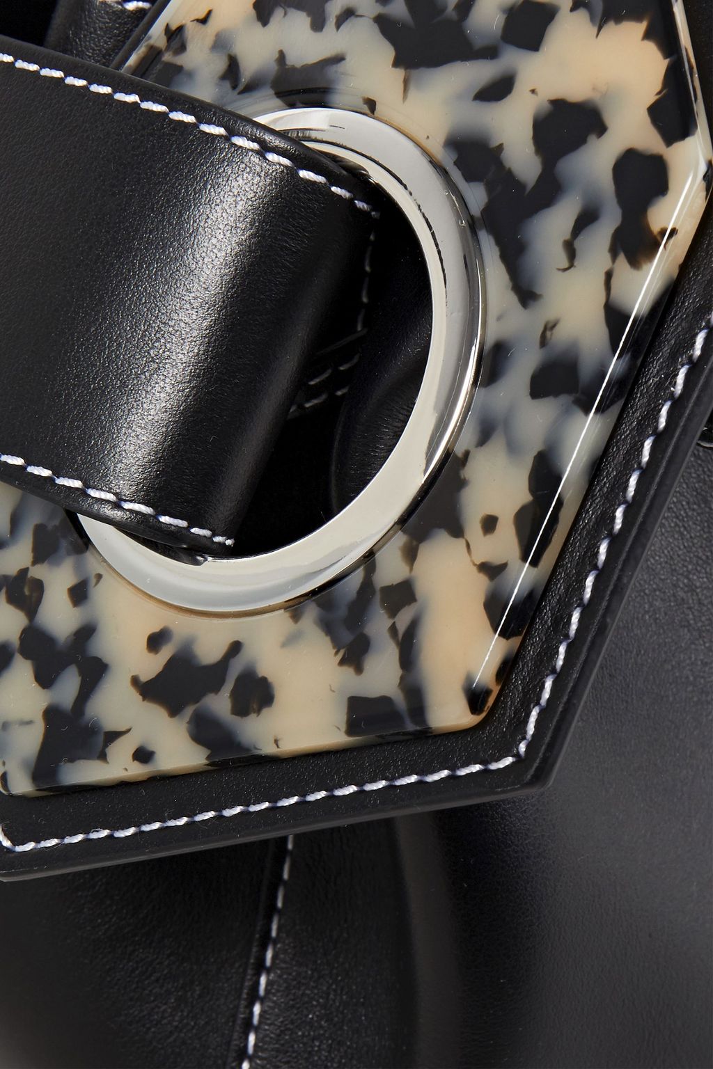 GANNI Beuteltasche aus Leder mit Verzierung