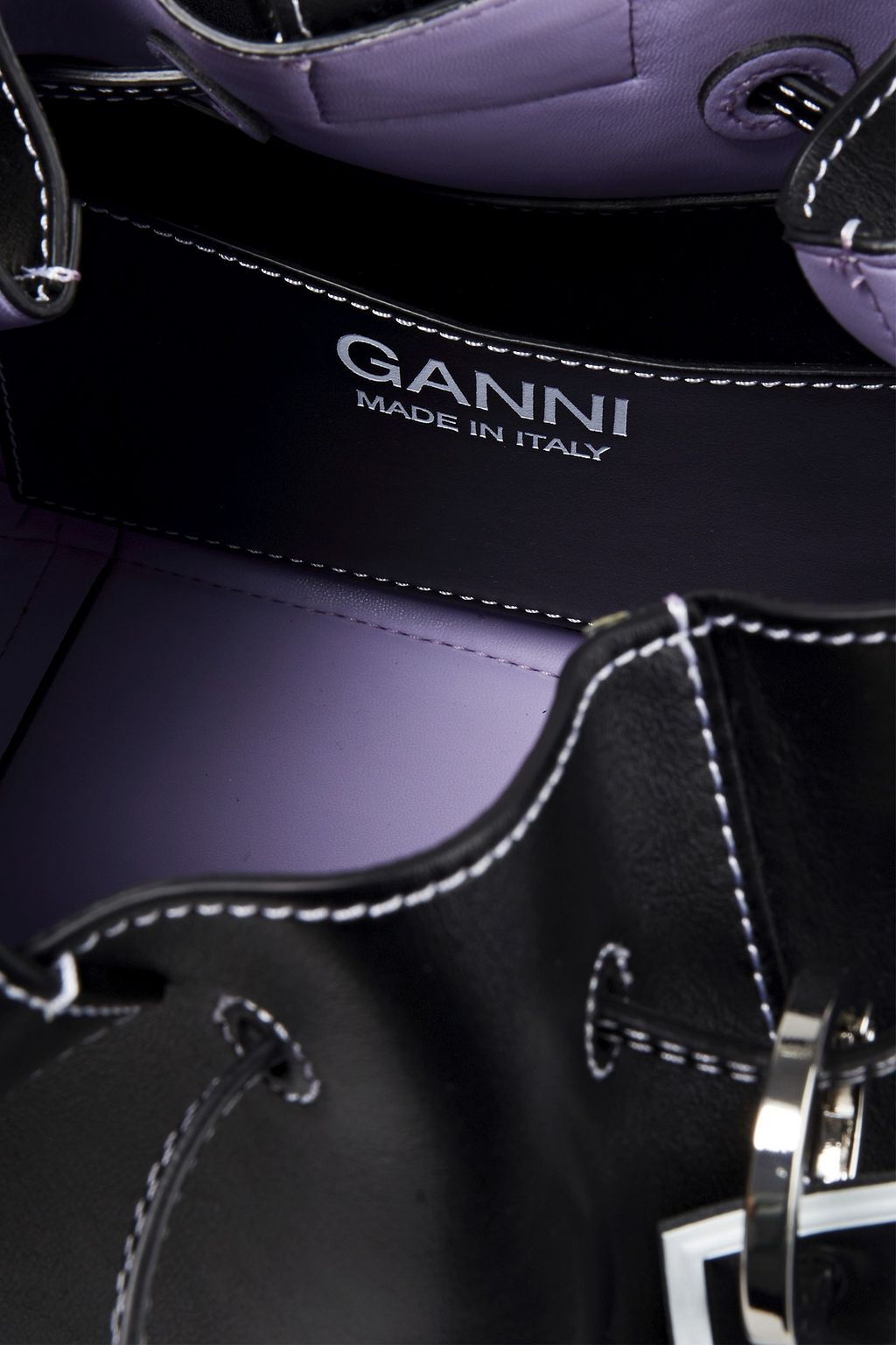 GANNI Beuteltasche aus Leder mit Verzierung