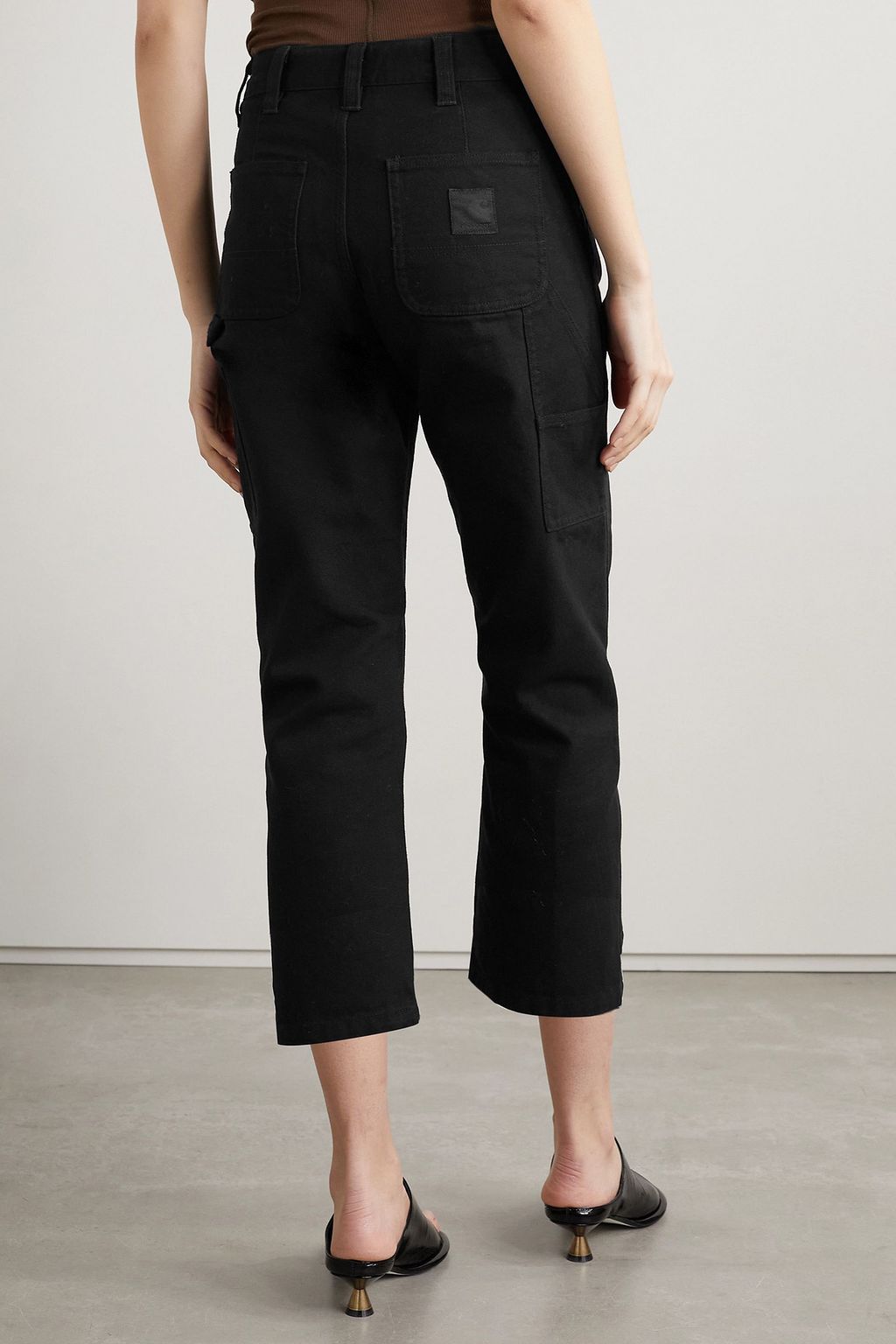 CARHARTT WIP X WARDROBE.NYC بنطال قصير من قطن الكنفا العضوي بقطع محاكة بجانب بعضها البعض وقصّة تضيق تدريجياً