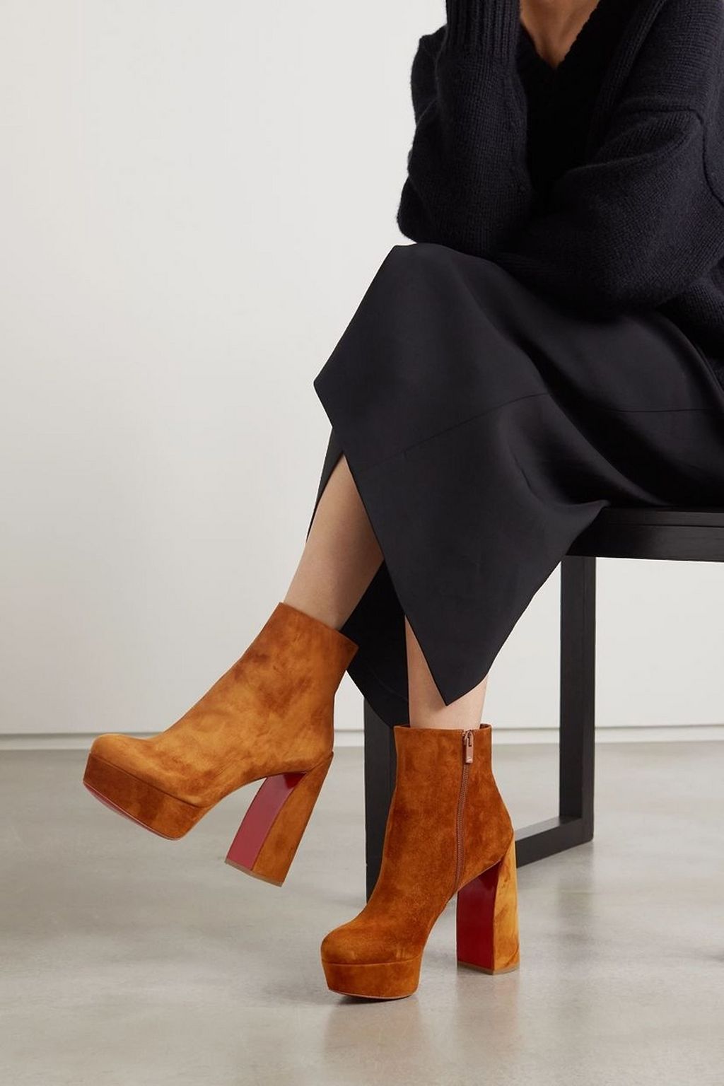 CHRISTIAN LOUBOUTIN Movida Booty 130 Ankle Boots aus Veloursleder mit Plateau