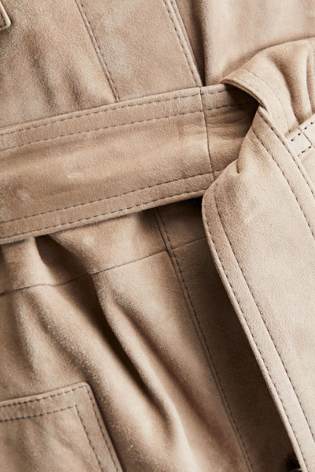 BRUNELLO CUCINELLI Mantel aus Veloursleder mit Gürtel und Zierperlen