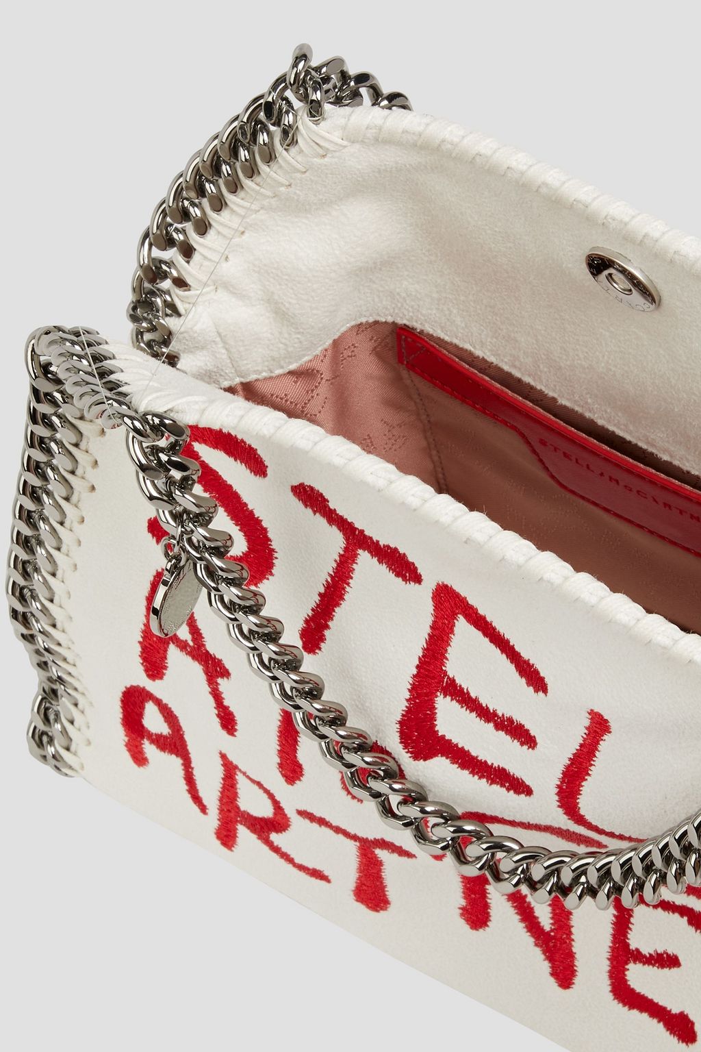 STELLA MCCARTNEY حقيبة كتف “فالابيلا” صغيرة مصنوعة من الجلد الصناعي الممشط بتصميم مطرّز