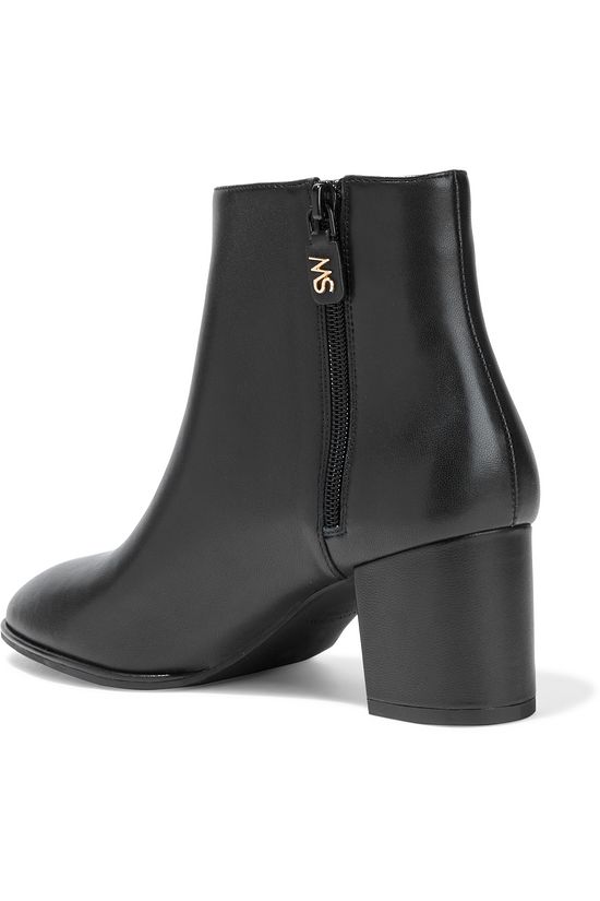 kiandra stuart weitzman