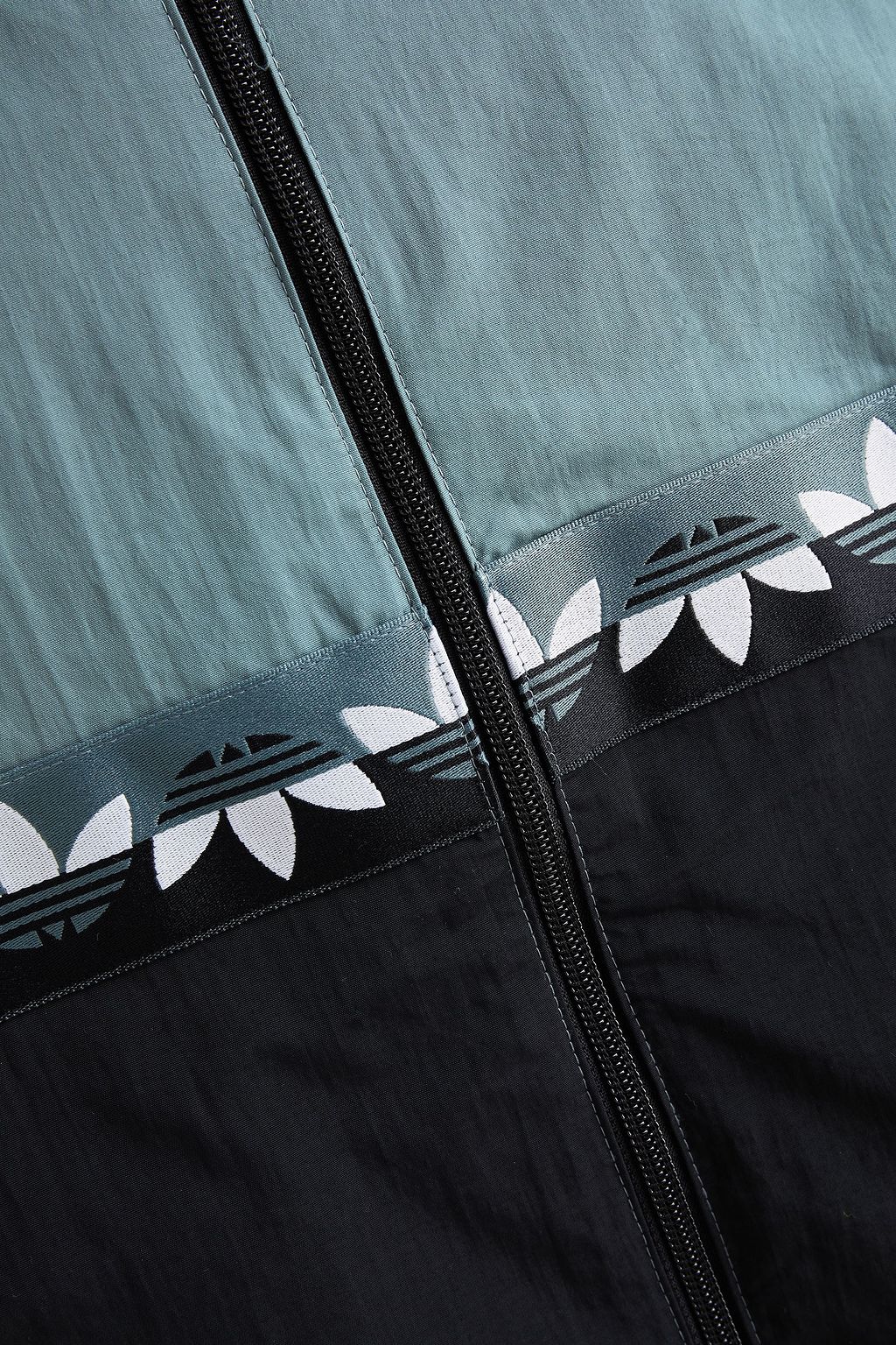ADIDAS ORIGINALS Adicolor zweifarbige Trainingsjacke mit Besatz aus Logo-Jacquard