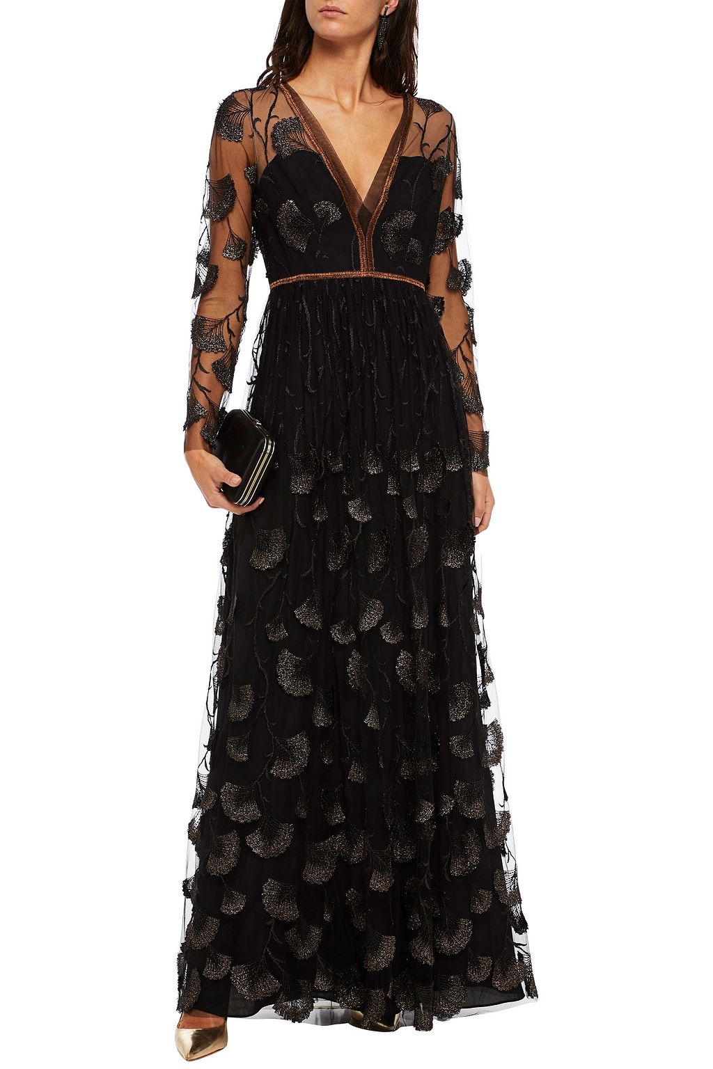 AMANDA WAKELEY فستان طويل من التول المطرّز بلون ميتاليك وبحواف منسلّة