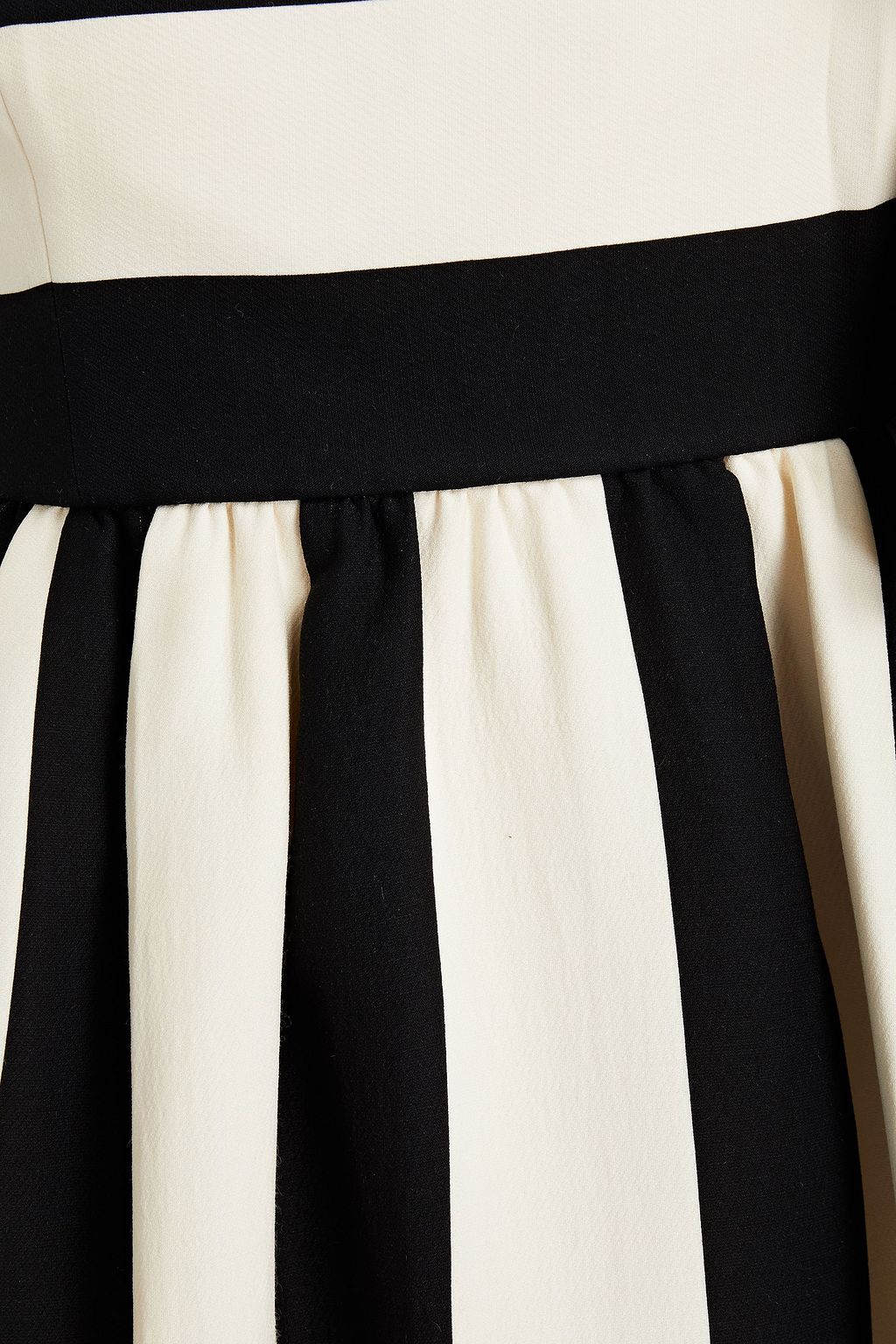 VALENTINO GARAVANI Gestreiftes Kleid aus Crêpe aus einer Woll-Seidenmischung mit asymmetrischer Schulterpartie