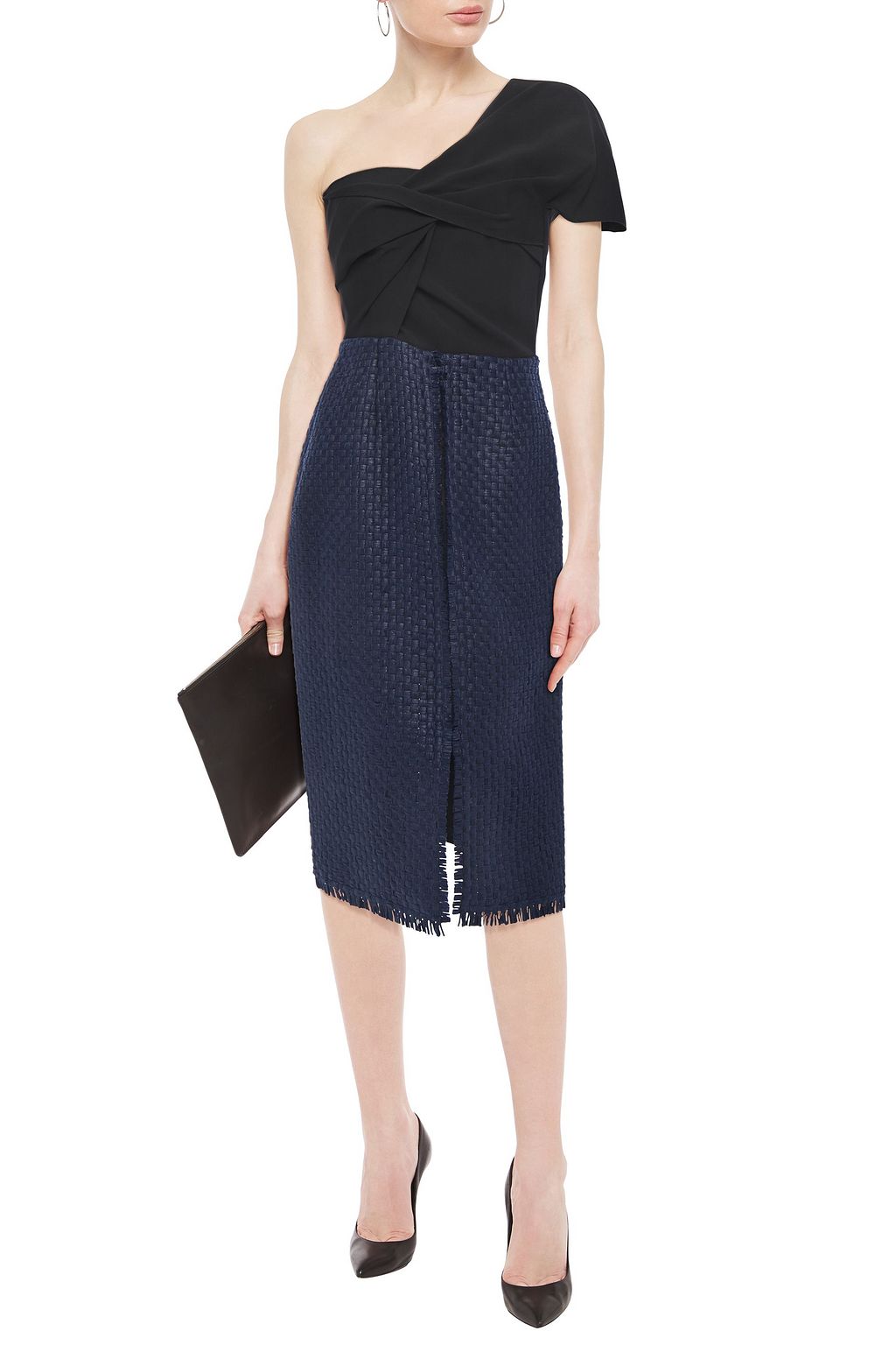 ROLAND MOURET فستان متوسط الطول مكشوف الكتف من الكريب والجاكار مع طيّات