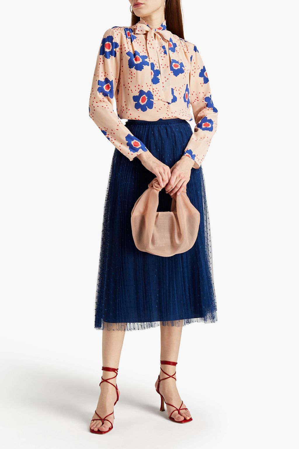 REDVALENTINO بلوزة بياقة فيونكة من قماش كريب دي شين الحريري مزينة بطبعات على شكل زهور