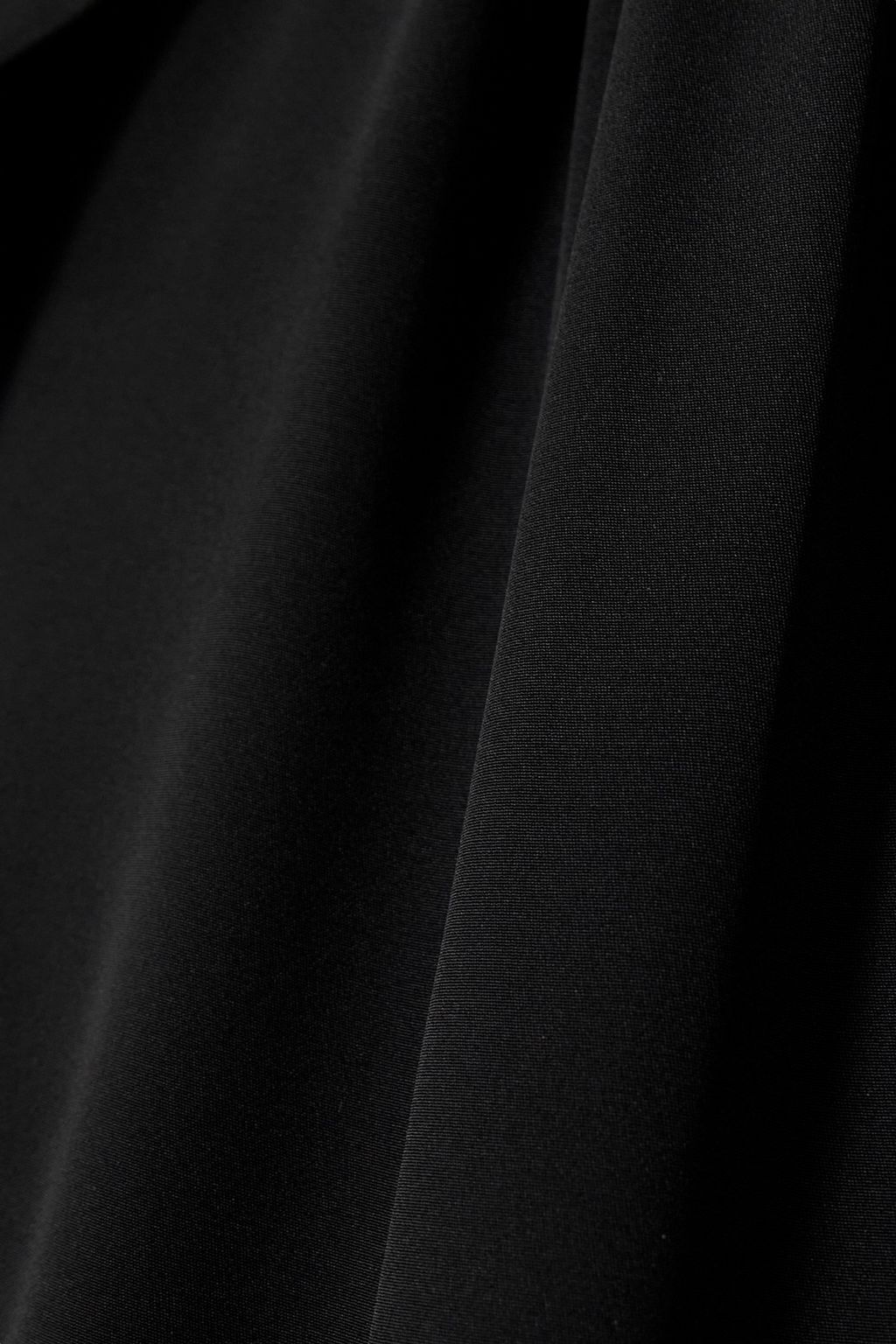 BRANDON MAXWELL فستان سهرة درابيه بتأثير كاب من حرير الكريب