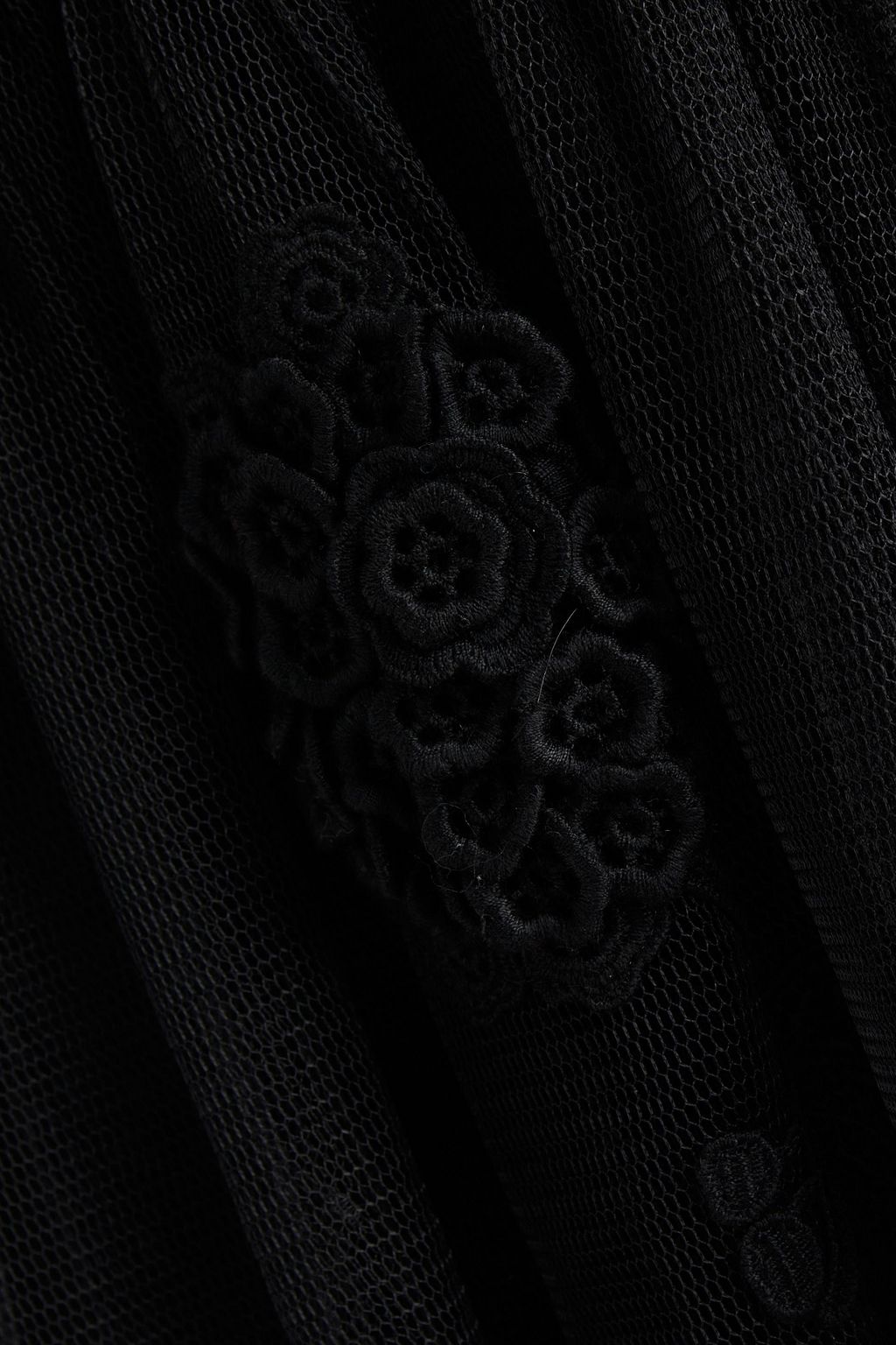 REDVALENTINO فستان متوسط الطول مصنوع من تول بوان ديسبري مع قطع محاكة بجانب بعضها البعض من دانتيل غيبور