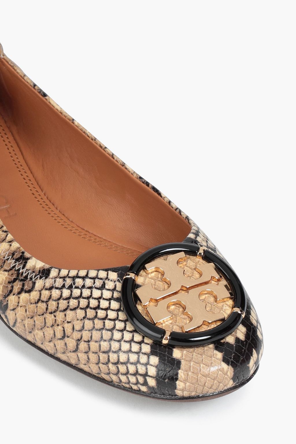 TORY BURCH حذاء باليرينا مسطح من الجلد بنمط جلد الثعبان مزين بزخارف