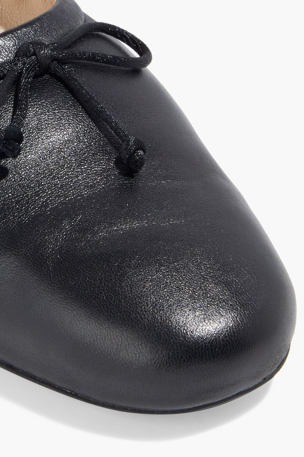TOD'S حذاء باليرينا مسطح مصنوع من الجلد ومزين بربطة على شكل فراشة