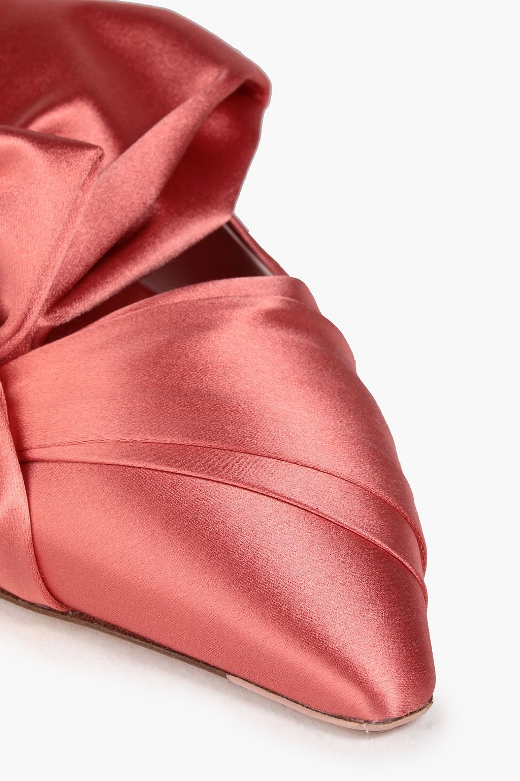 ROGER VIVIER حذاء بمب «لافاليير» من الساتان المزيّن