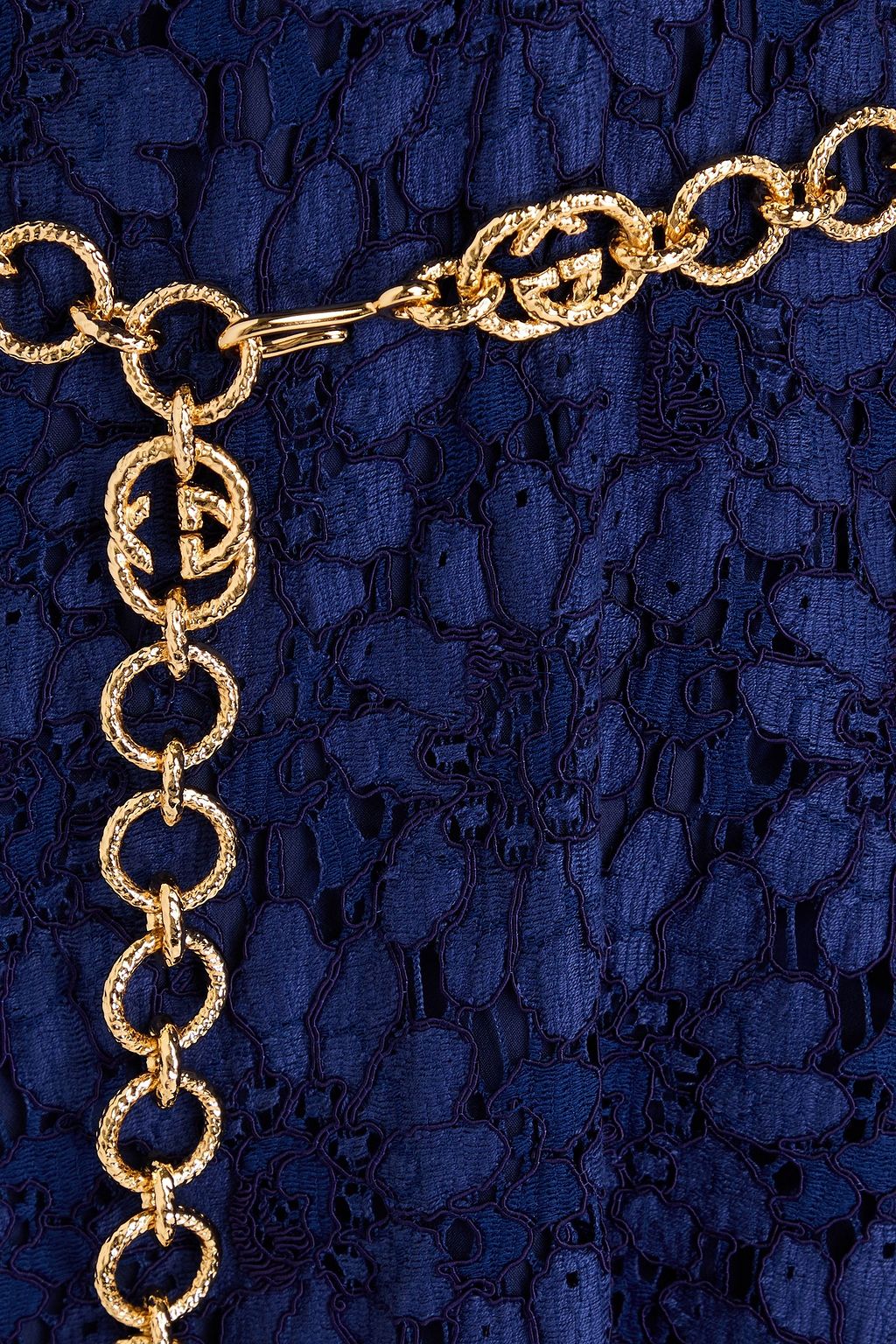 GUCCI فستان مصنوع من الدانتيل المفرّغ وبحزام