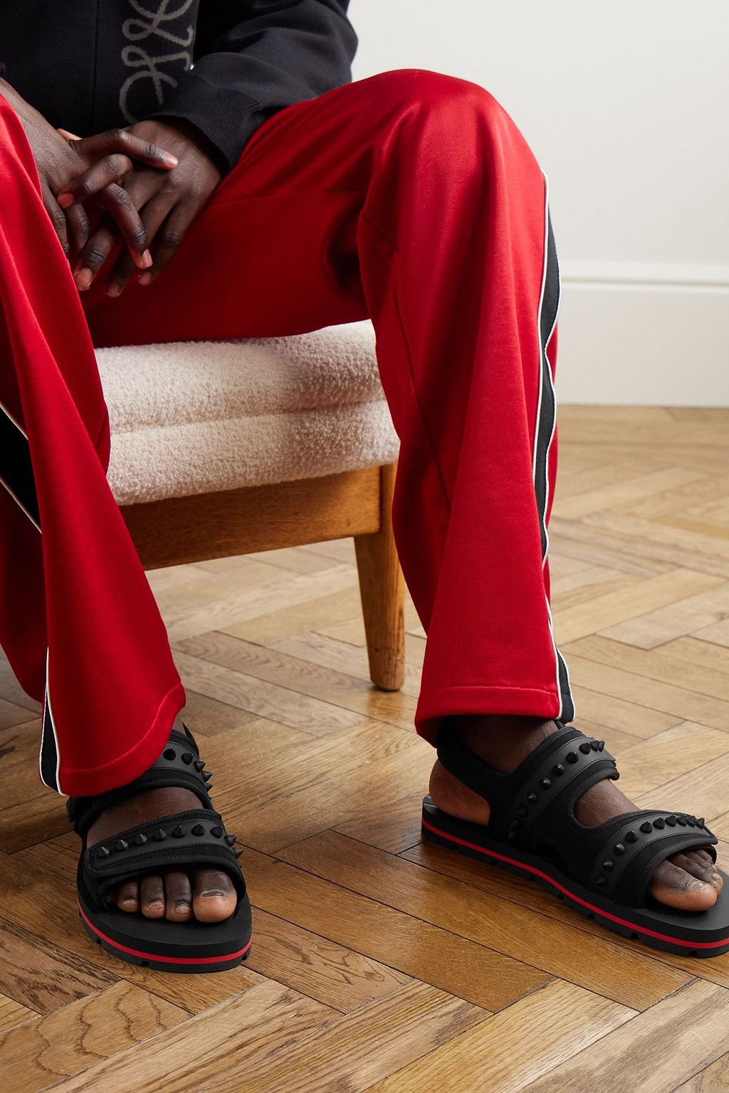 CHRISTIAN LOUBOUTIN صندل Siwa من الجلد والمطاط والنيوبرين مزين بدبابيس هرمية