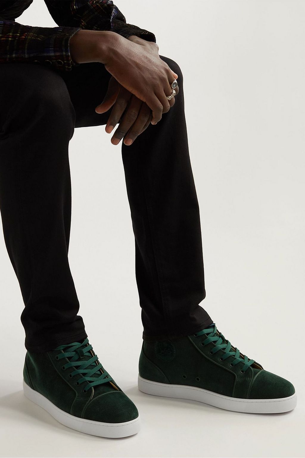 CHRISTIAN LOUBOUTIN حذاء سنيكرز Louis بطول فوق الكاحل من المخمل المضلع