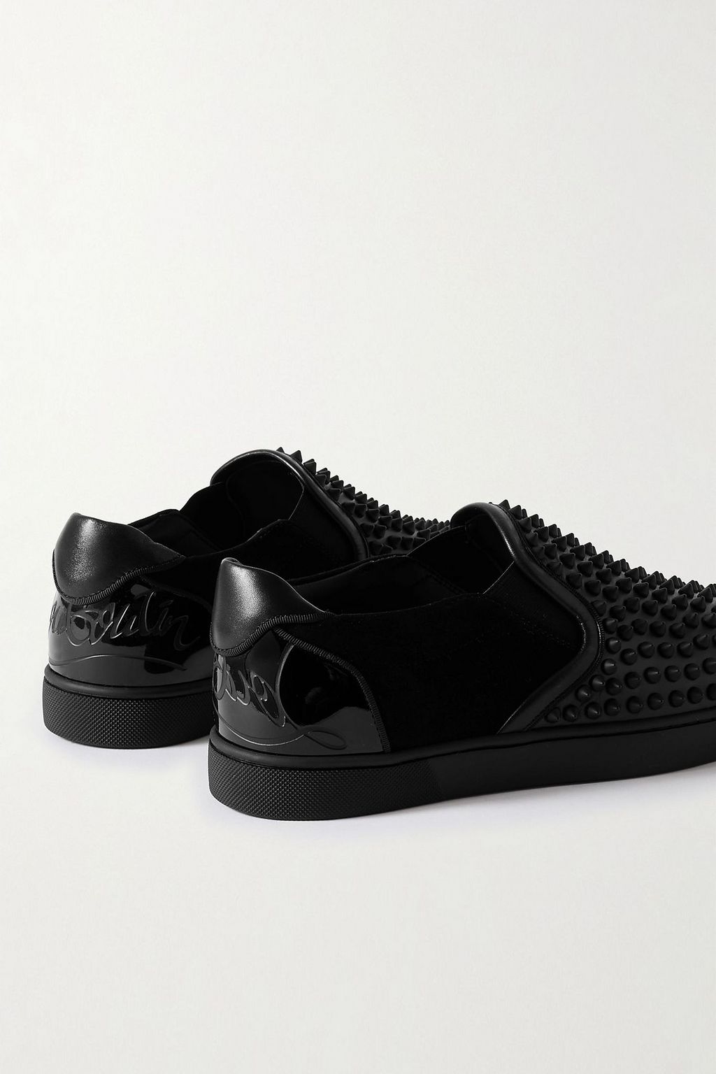 CHRISTIAN LOUBOUTIN حذاء سنيكرز Fun Sailor من جلد السويد والجلد مزيّن بدبابيس سهل الارتداء