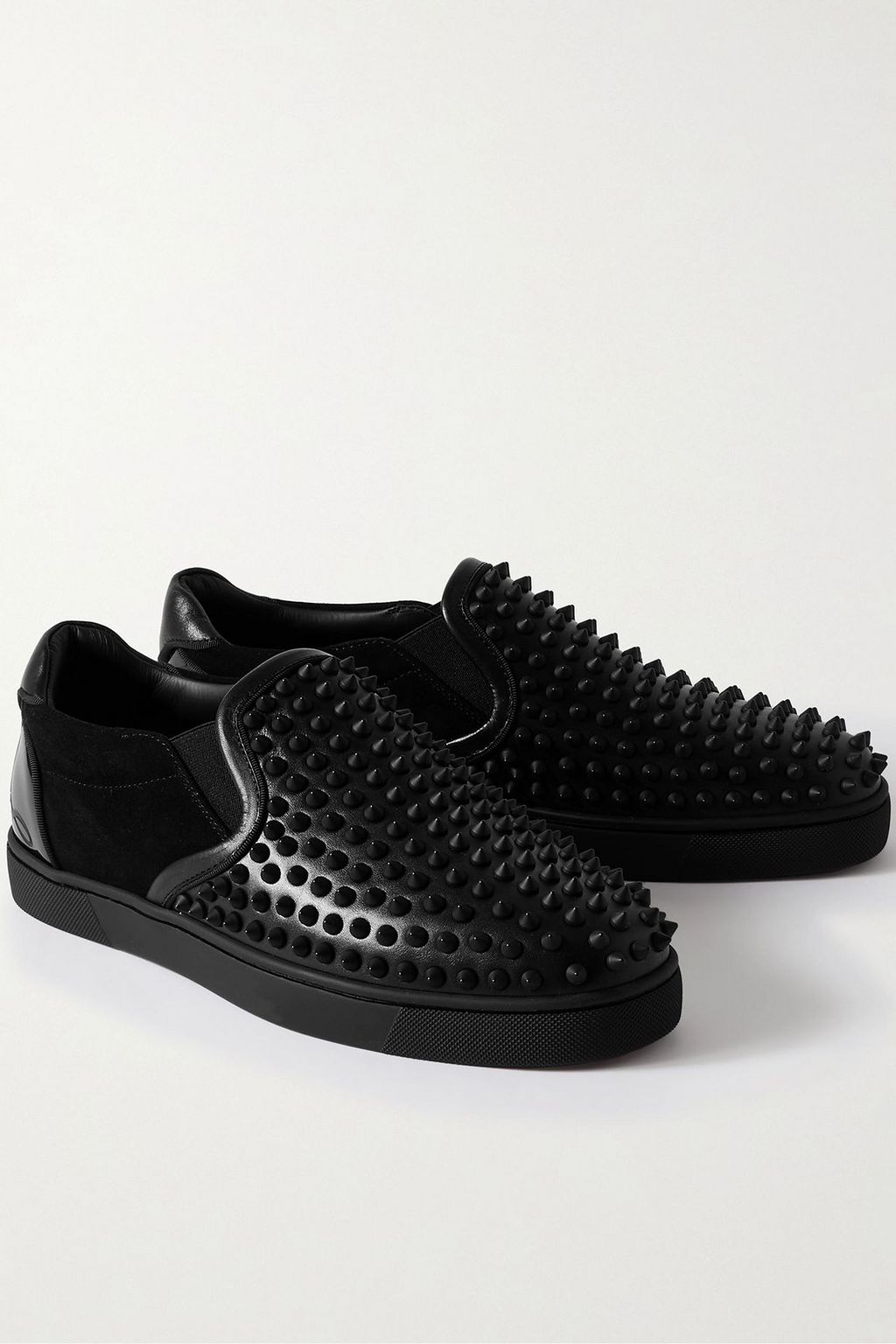 CHRISTIAN LOUBOUTIN حذاء سنيكرز Fun Sailor من جلد السويد والجلد مزيّن بدبابيس سهل الارتداء