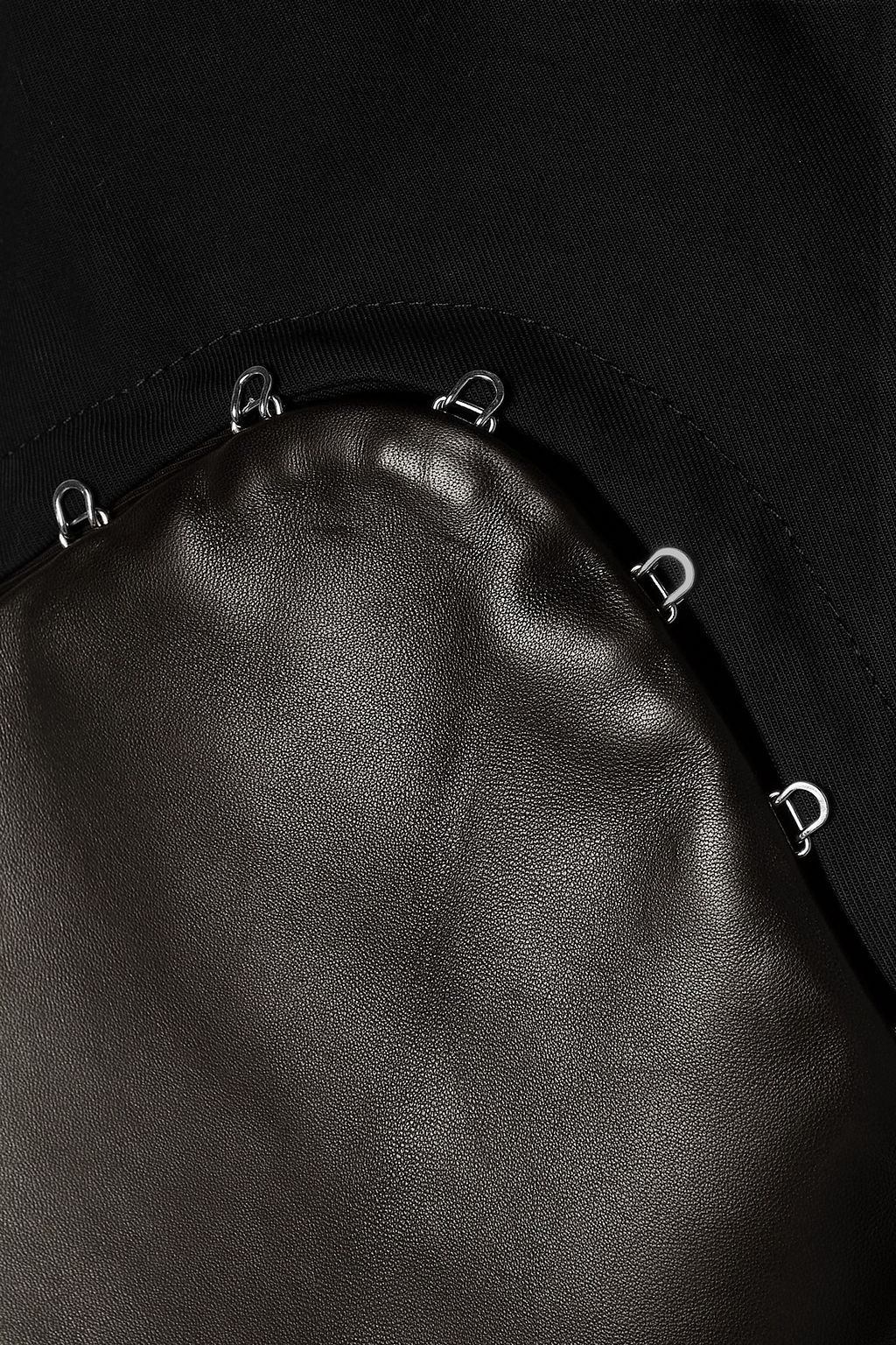 DION LEE بنطلون من الجلد بأجزاء من التويل بتصميم قابل للارتداء على الوجهين مزين بالكريستال بركاب عند الكعب