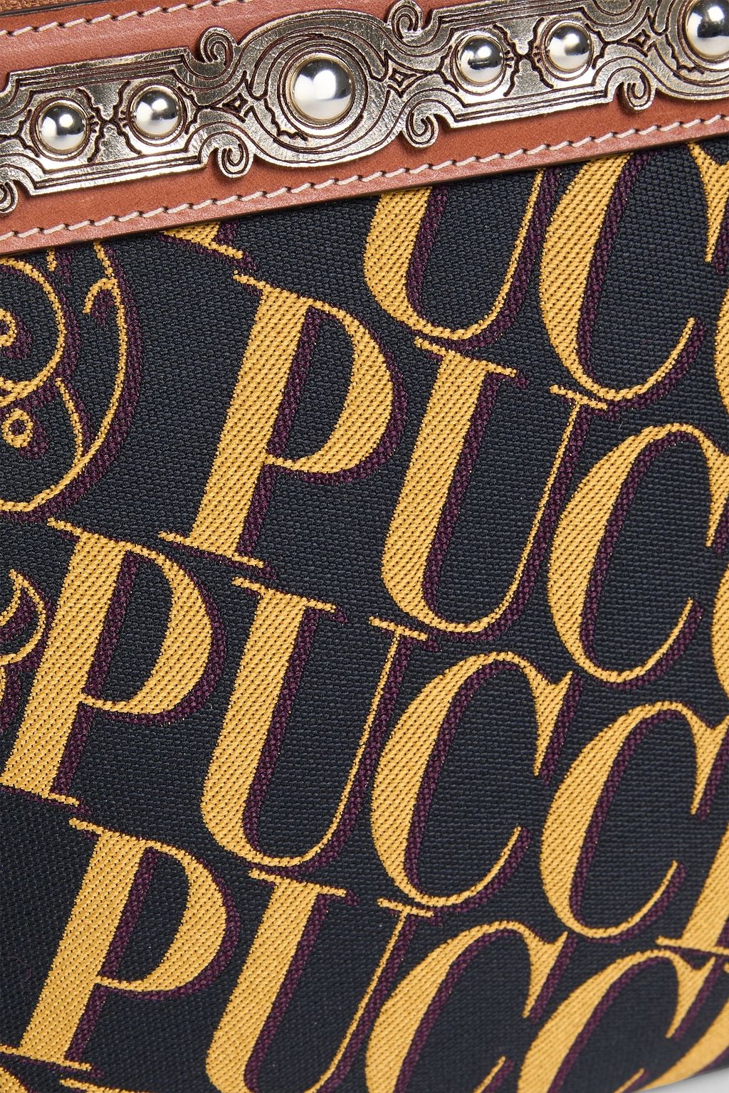 PUCCI حقيبة باوتش من الجاكار بحواف من الجلد