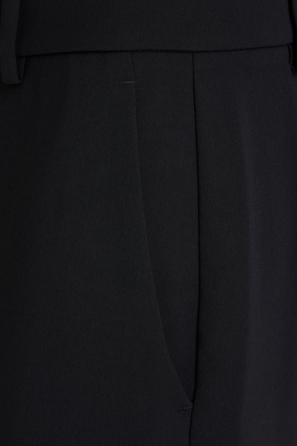 Vince Cropped Crepe Slim-leg Pants In Schwarz