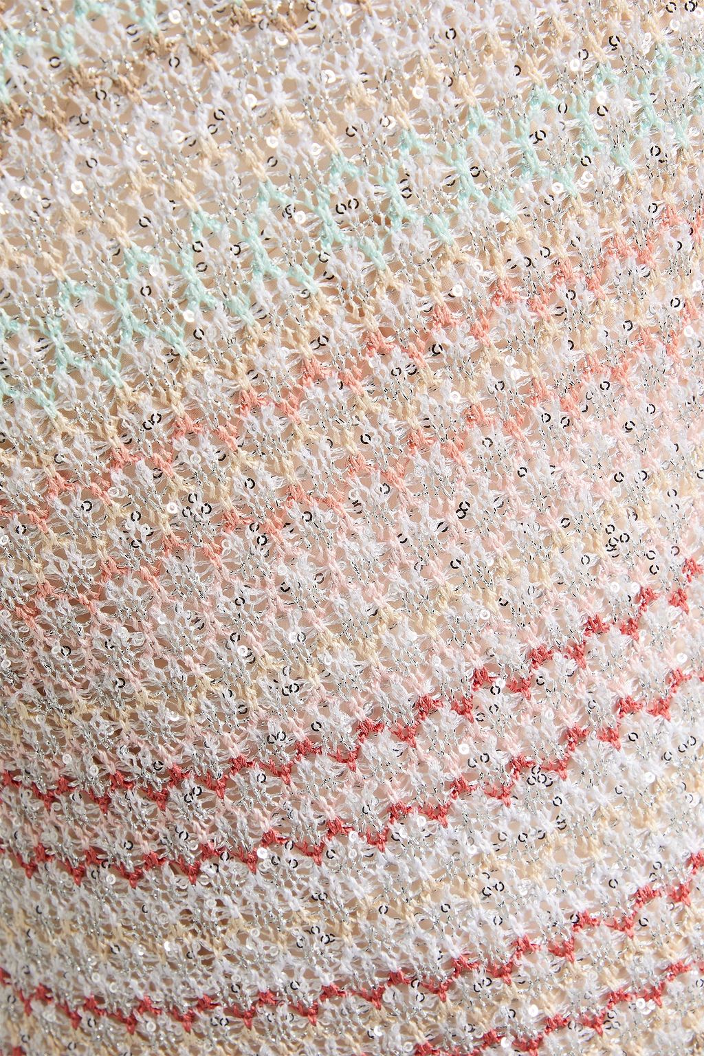 MISSONI فستان طويل من نسيج بحبكة كروشيه مزين بأقراص برّاقة بلون معدني