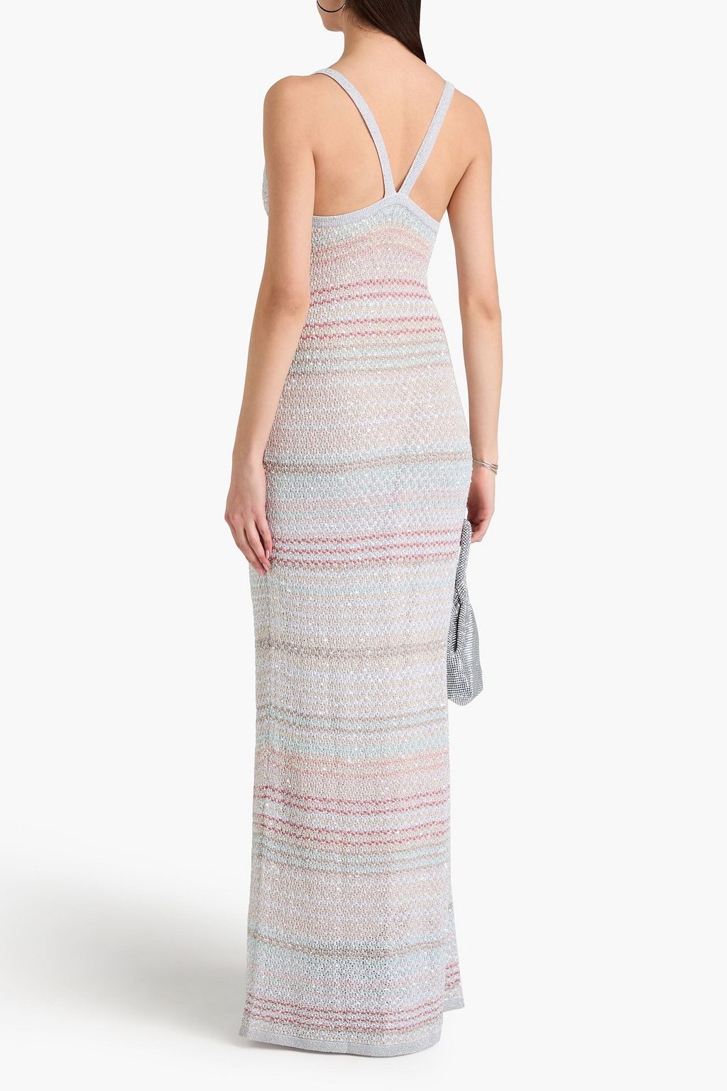 MISSONI فستان طويل من نسيج بحبكة كروشيه مزين بأقراص برّاقة بلون معدني