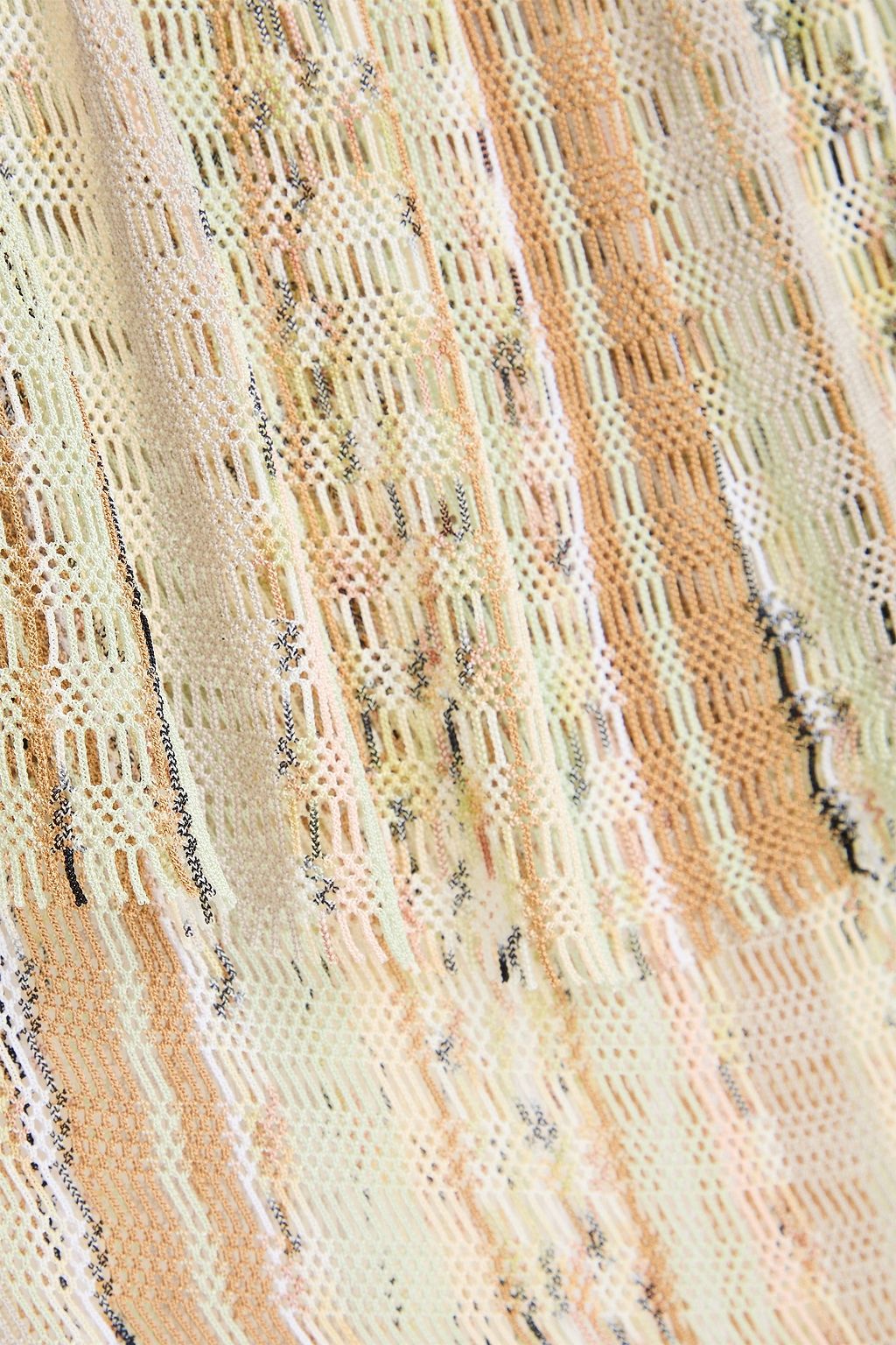 MISSONI فستان طويل بتصميم مكشوف الكتفين من نسيج بحبكة كروشيه مزينة بكشاكش