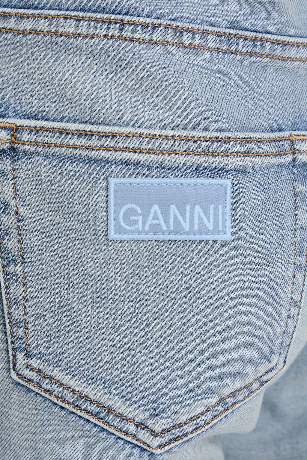 GANNI جينز قصير بأرجل ضيقة وبخصر مرتفع بلون باهت