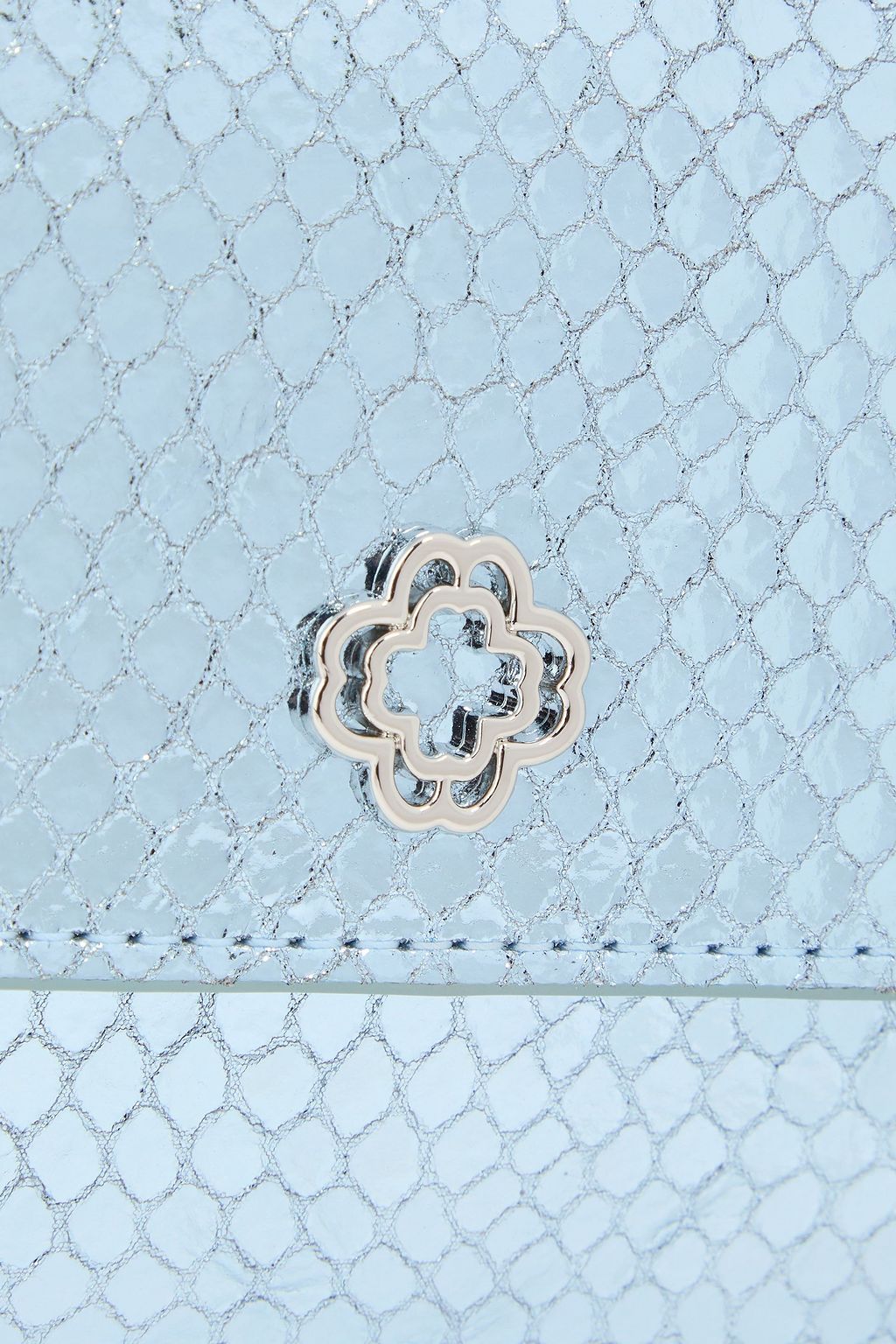 MAJE Clutch aus Leder mit Schlangeneffekt in Metallic-Optik