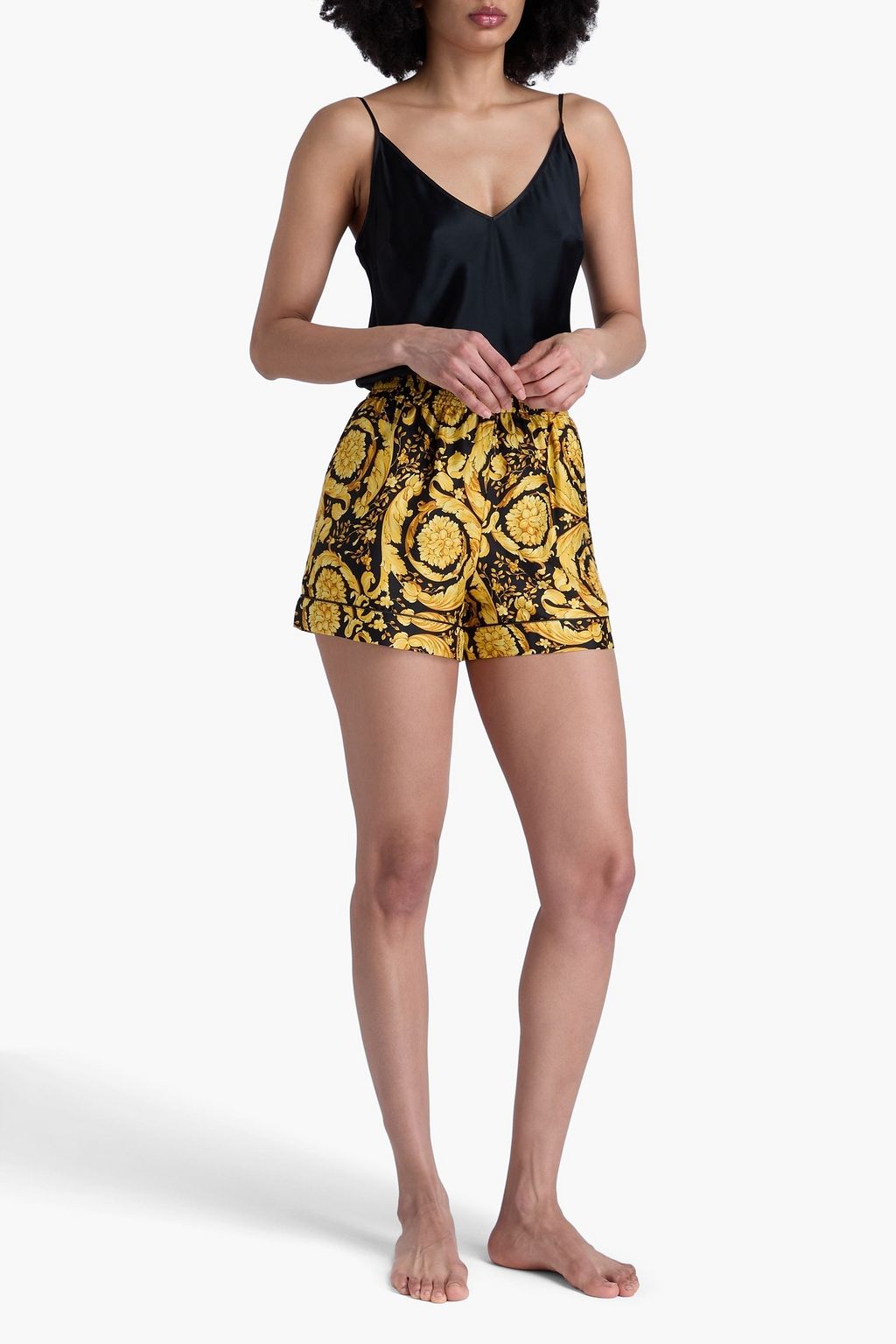 VERSACE شورت مصنوع من حرير تويل ومزين بطبعات