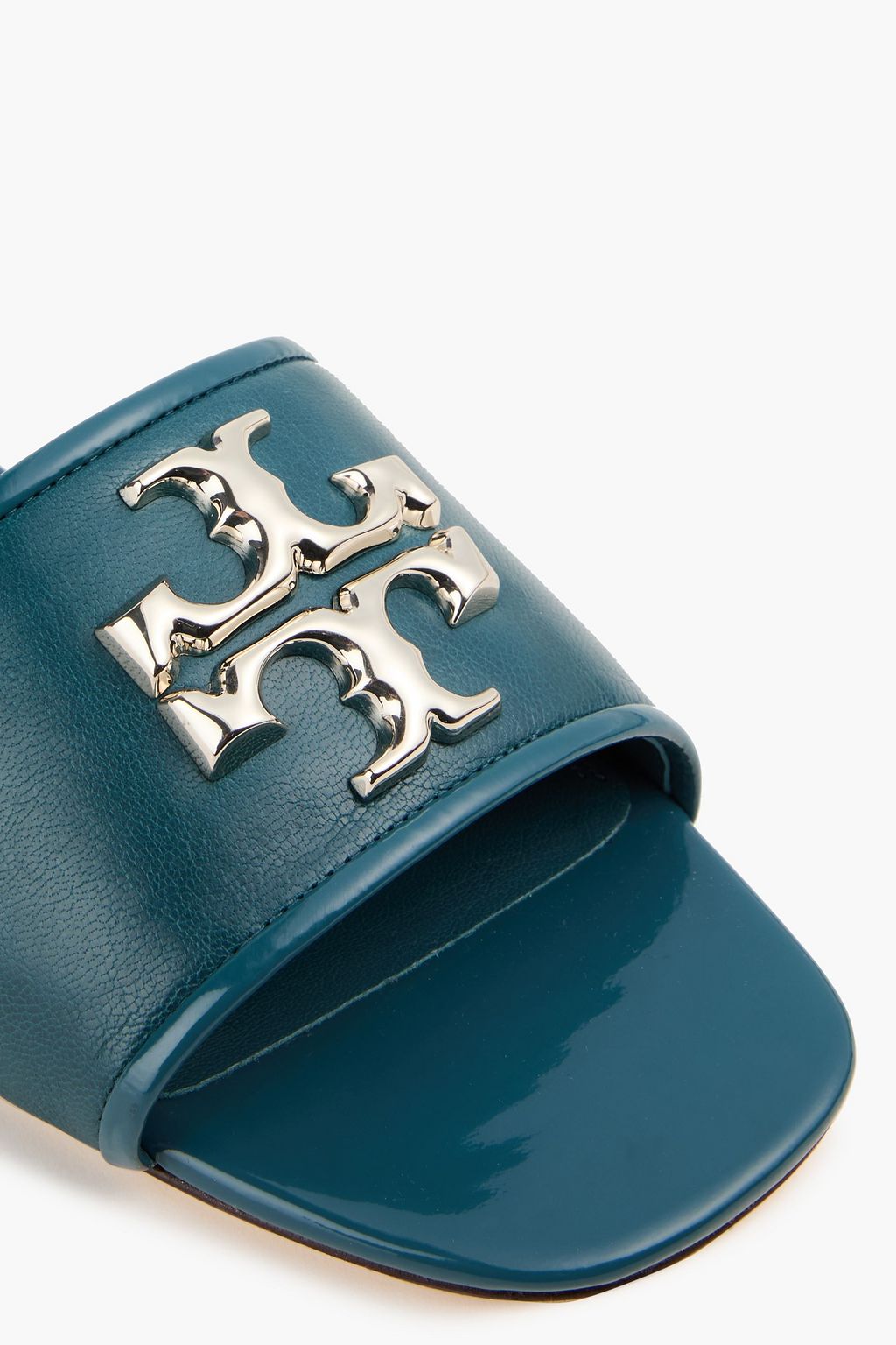 TORY BURCH حذاء سلايد "إليانور" من الجلد اللامع مزيّن بزخارف