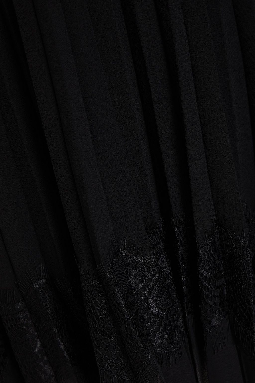 CLAUDIE PIERLOT فستان قصير من الجيرسي مع قطع محاكة بجانب بعضها البعض من الكريب بكسرات وحافات من الدانتيل