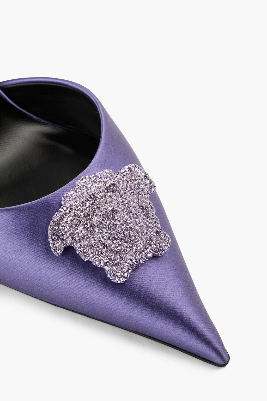 VERSACE حذاء بكعب عالٍ من الساتان بتصميم مزركش