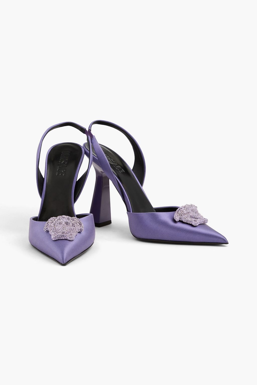 VERSACE حذاء بكعب عالٍ من الساتان بتصميم مزركش