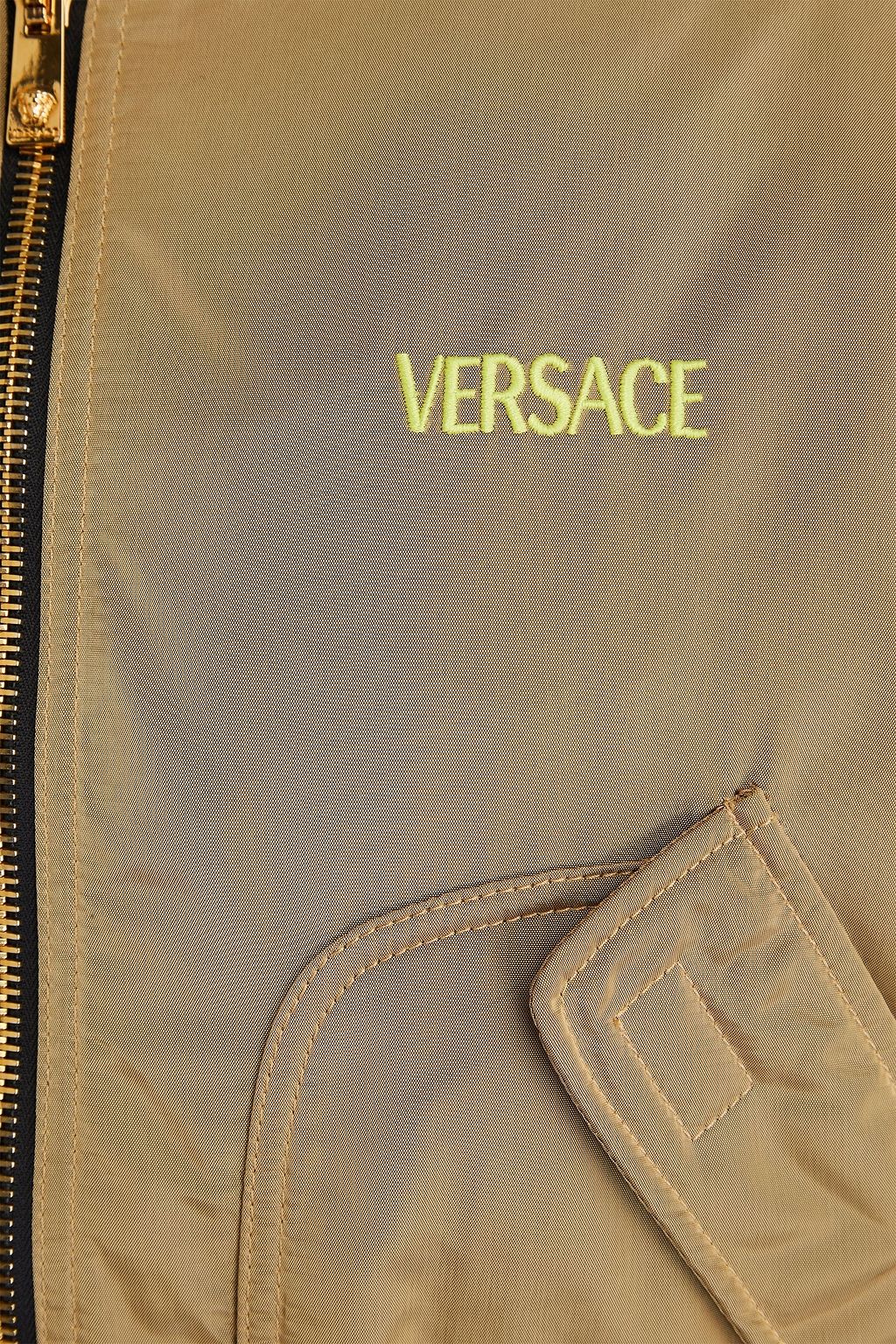 VERSACE جاكيت بومر مصنوع من قماش عازل ومزين بطبعات