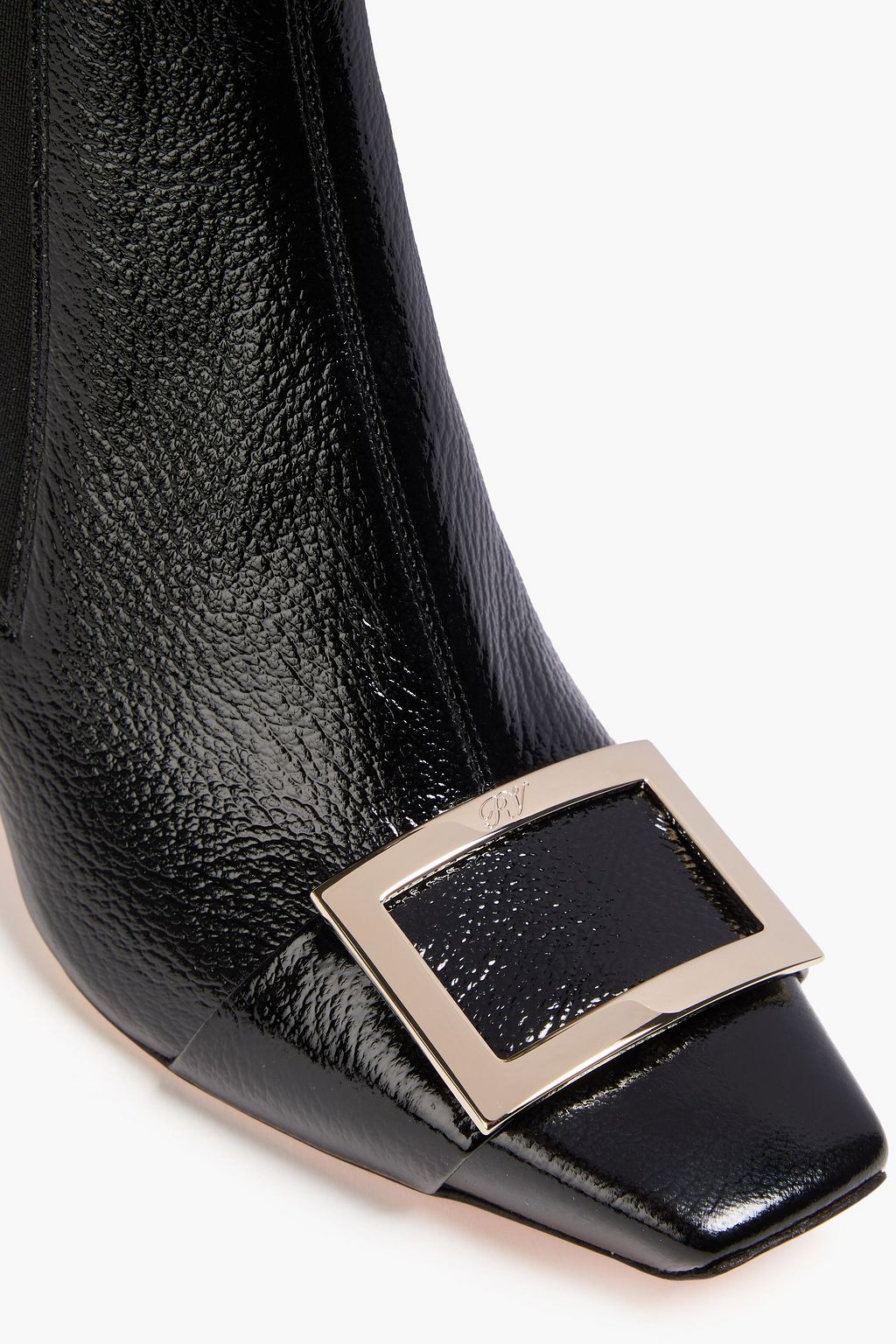 ROGER VIVIER بوت تشيلسي من الجلد بملمس نافر ومزين بإبزيم
