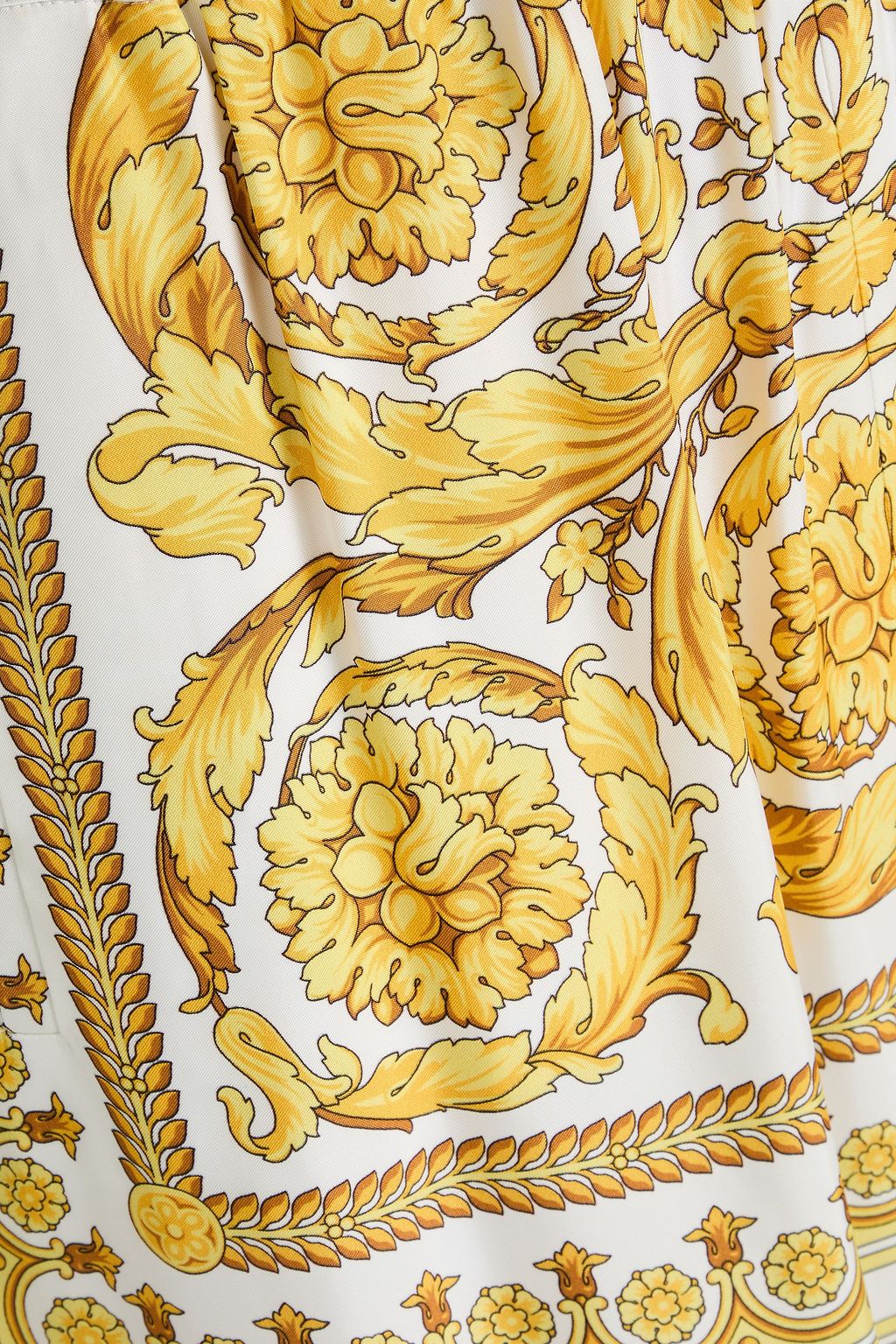 VERSACE بنطال بأرجل واسعة مصنوع من الساتان ومزين بطبعات