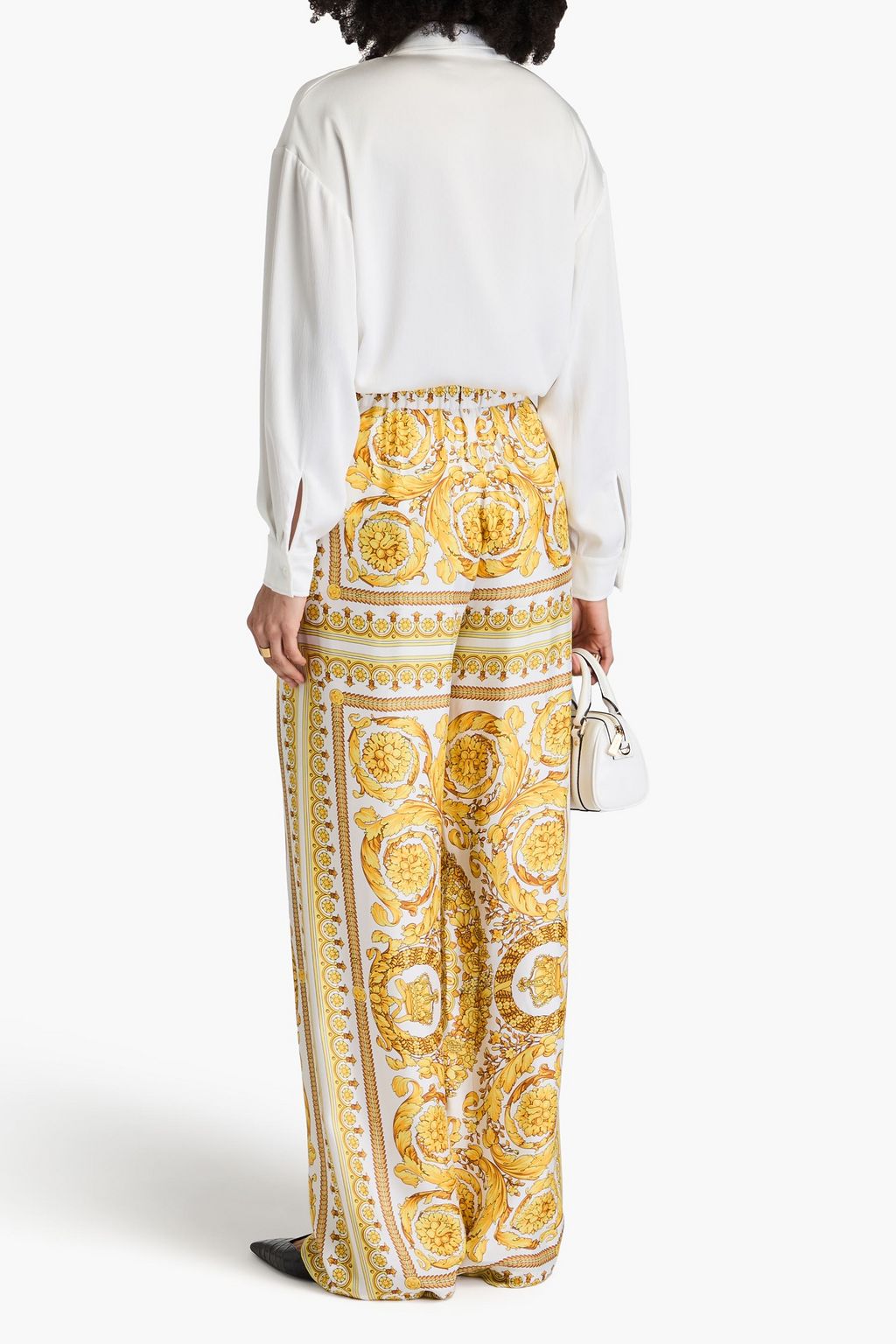 VERSACE بنطال بأرجل واسعة مصنوع من الساتان ومزين بطبعات