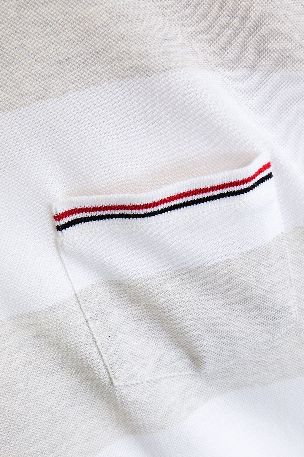 THOM BROWNE تي شيرت من قطن بيكيه بتصميم مخطط