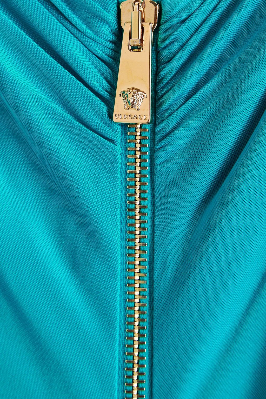 VERSACE فستان متوسط الطول بتصميم منسدل من الجيرسي