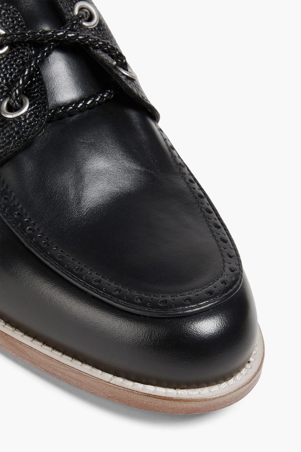 THOM BROWNE حذاء بوت من الجلد المُحبّب والجلد الأملس